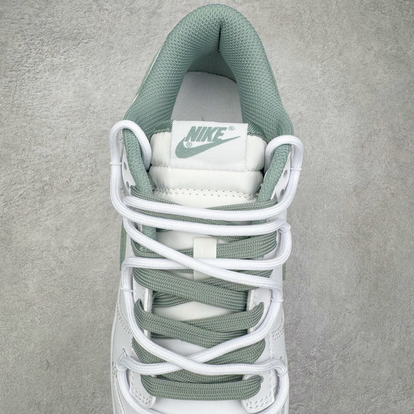 图片[5]-＃YC纯原 NK Dunk Low 雾绿 WG0528-102 当伦敦的雾绿漫入街头，以纯净白色为画布，Swoosh、鞋带与鞋底缀入低饱和度的伦敦雾绿，如薄雾萦绕鞋身，自带山间晨雾般的清新高级感。鞋侧“Victory”字样低调点缀，为简约设计注入一丝竞技精神。上脚即破圈，模糊常规与个性的边界，不刻意抢镜，却总在迈步时成为视觉重心。定制系列天花板 无原鞋不开发 全系列得物原鞋一比一校对开发 配色持续更新中 终端对接 优势输出 全套原厂楦头原纸板数据档案倾力打造 原汁原味莞产 极致还原 圈内最强针车工艺 高端零售指定版 广东原厂配套原盒原标 鞋盒分三个尺码段 原厂冲刀 超高清洁度 全鞋零毛边皮料切割 采用原厂百宏鞋带以及原厂百宏织唛舌标 内标可供原厂几率过验 进口原装条纹中底布 四线拉帮白色点胶 原厂拉帮手法遵循公司 原厂电绣 极致还原 尺码：36 36.5 37.5 38 38.5 39 40 40.5 41 42 42.5 43 44 44.5 45 46-选品中心