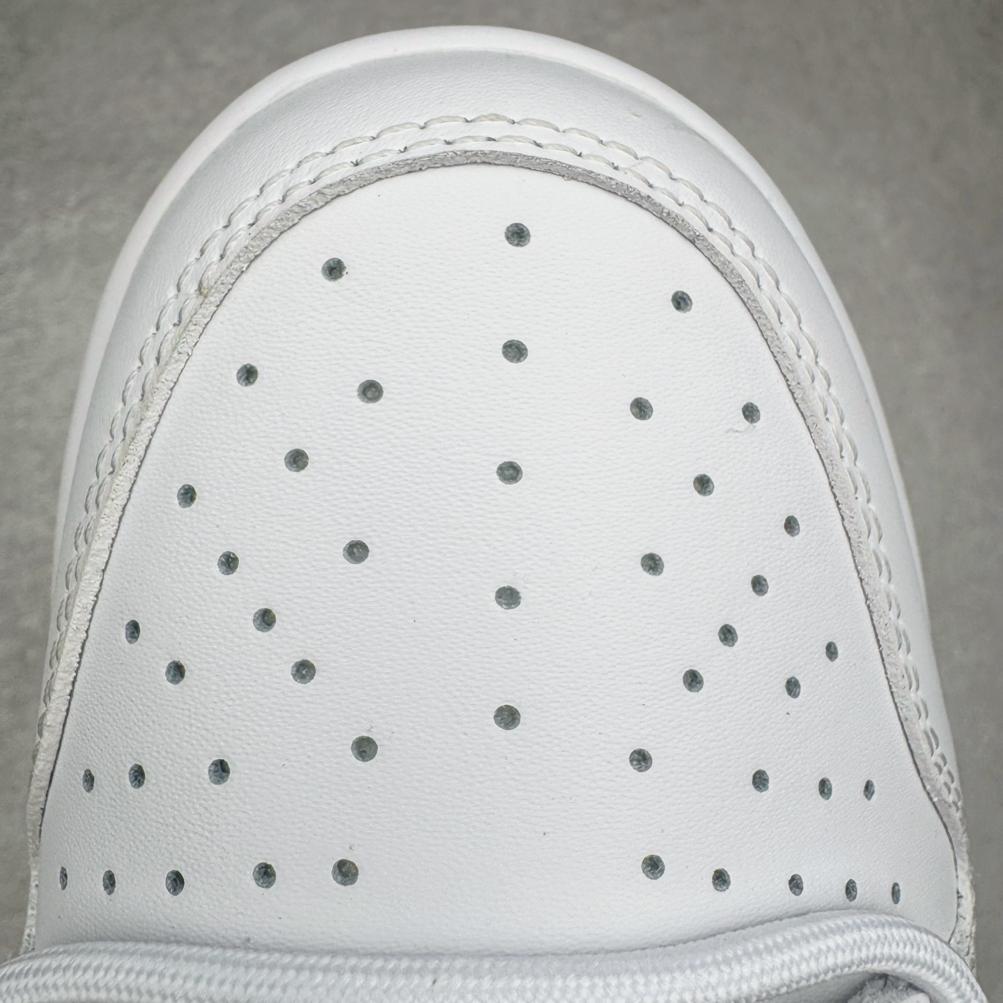 图片[14]-＃YC纯原 NK Dunk Low 雾绿 WG0528-102 当伦敦的雾绿漫入街头，以纯净白色为画布，Swoosh、鞋带与鞋底缀入低饱和度的伦敦雾绿，如薄雾萦绕鞋身，自带山间晨雾般的清新高级感。鞋侧“Victory”字样低调点缀，为简约设计注入一丝竞技精神。上脚即破圈，模糊常规与个性的边界，不刻意抢镜，却总在迈步时成为视觉重心。定制系列天花板 无原鞋不开发 全系列得物原鞋一比一校对开发 配色持续更新中 终端对接 优势输出 全套原厂楦头原纸板数据档案倾力打造 原汁原味莞产 极致还原 圈内最强针车工艺 高端零售指定版 广东原厂配套原盒原标 鞋盒分三个尺码段 原厂冲刀 超高清洁度 全鞋零毛边皮料切割 采用原厂百宏鞋带以及原厂百宏织唛舌标 内标可供原厂几率过验 进口原装条纹中底布 四线拉帮白色点胶 原厂拉帮手法遵循公司 原厂电绣 极致还原 尺码：36 36.5 37.5 38 38.5 39 40 40.5 41 42 42.5 43 44 44.5 45 46-选品中心