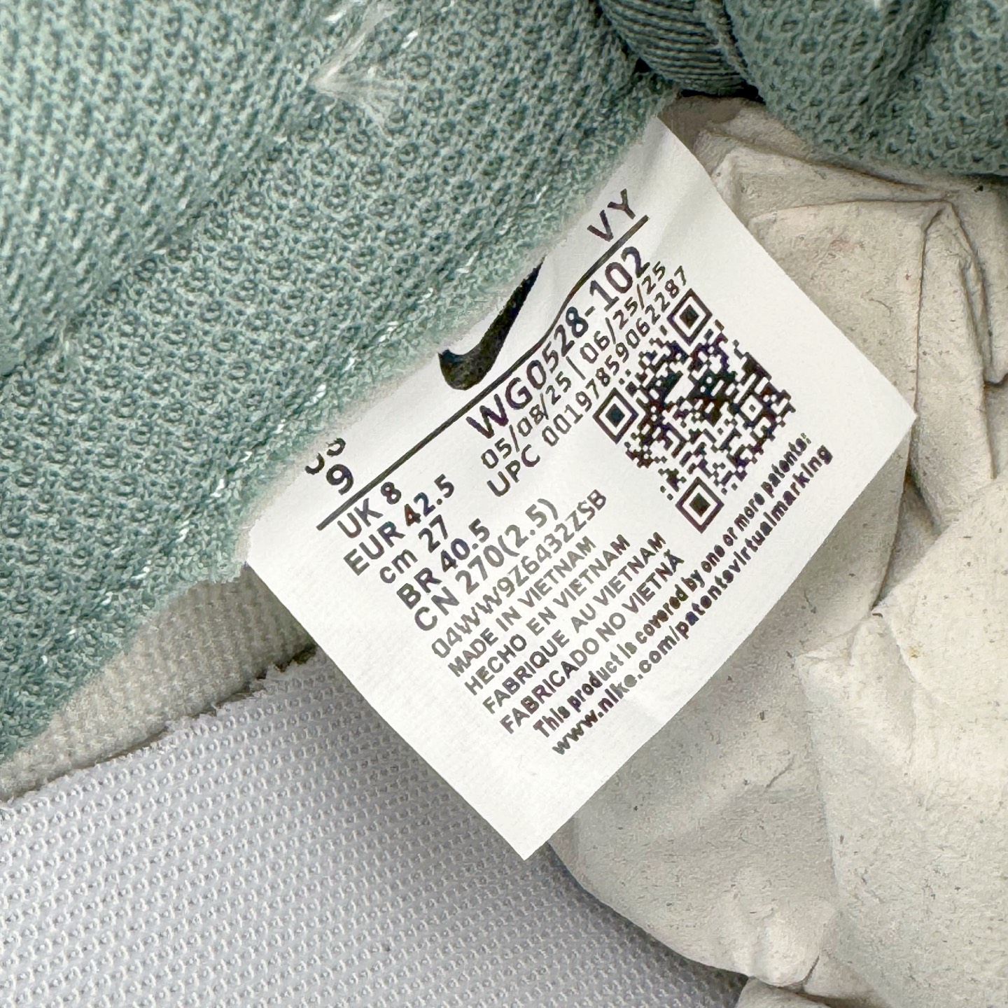 图片[11]-＃YC纯原 NK Dunk Low 雾绿 WG0528-102 当伦敦的雾绿漫入街头，以纯净白色为画布，Swoosh、鞋带与鞋底缀入低饱和度的伦敦雾绿，如薄雾萦绕鞋身，自带山间晨雾般的清新高级感。鞋侧“Victory”字样低调点缀，为简约设计注入一丝竞技精神。上脚即破圈，模糊常规与个性的边界，不刻意抢镜，却总在迈步时成为视觉重心。定制系列天花板 无原鞋不开发 全系列得物原鞋一比一校对开发 配色持续更新中 终端对接 优势输出 全套原厂楦头原纸板数据档案倾力打造 原汁原味莞产 极致还原 圈内最强针车工艺 高端零售指定版 广东原厂配套原盒原标 鞋盒分三个尺码段 原厂冲刀 超高清洁度 全鞋零毛边皮料切割 采用原厂百宏鞋带以及原厂百宏织唛舌标 内标可供原厂几率过验 进口原装条纹中底布 四线拉帮白色点胶 原厂拉帮手法遵循公司 原厂电绣 极致还原 尺码：36 36.5 37.5 38 38.5 39 40 40.5 41 42 42.5 43 44 44.5 45 46-选品中心