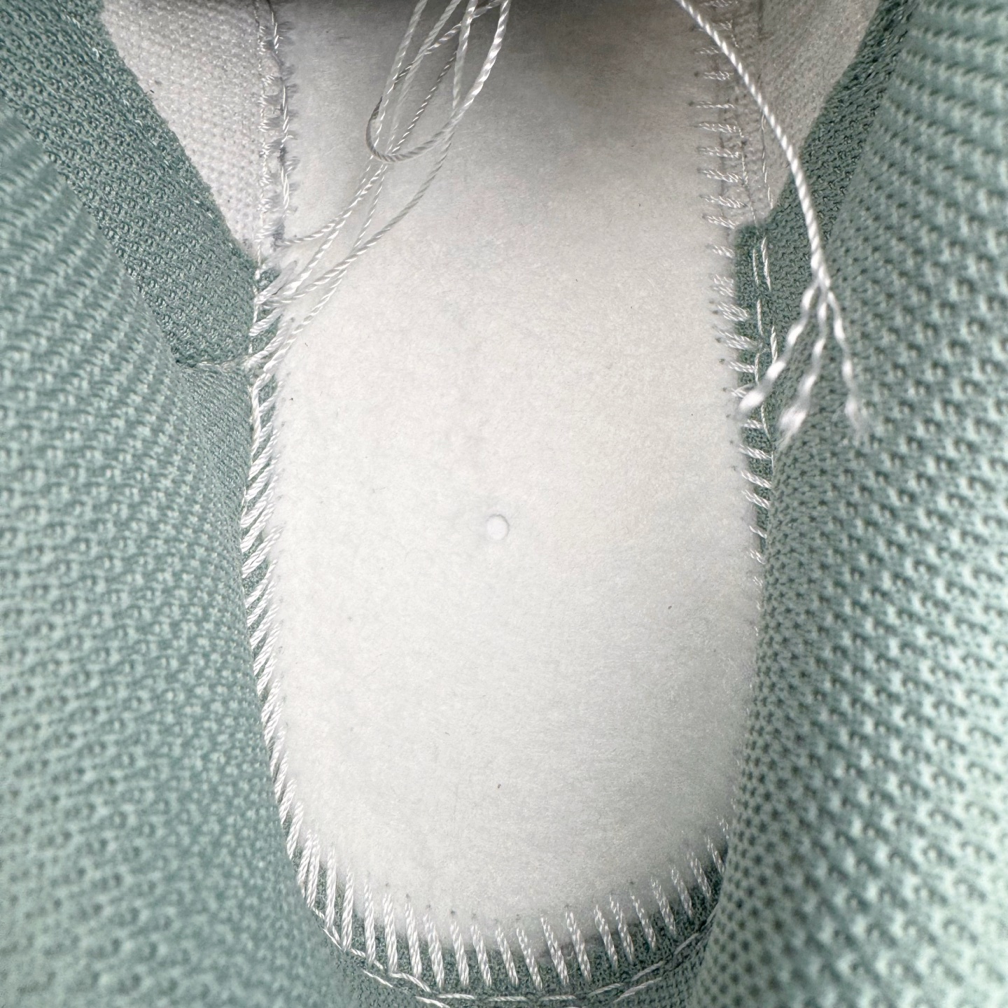 图片[10]-＃YC纯原 NK Dunk Low 雾绿 WG0528-102 当伦敦的雾绿漫入街头，以纯净白色为画布，Swoosh、鞋带与鞋底缀入低饱和度的伦敦雾绿，如薄雾萦绕鞋身，自带山间晨雾般的清新高级感。鞋侧“Victory”字样低调点缀，为简约设计注入一丝竞技精神。上脚即破圈，模糊常规与个性的边界，不刻意抢镜，却总在迈步时成为视觉重心。定制系列天花板 无原鞋不开发 全系列得物原鞋一比一校对开发 配色持续更新中 终端对接 优势输出 全套原厂楦头原纸板数据档案倾力打造 原汁原味莞产 极致还原 圈内最强针车工艺 高端零售指定版 广东原厂配套原盒原标 鞋盒分三个尺码段 原厂冲刀 超高清洁度 全鞋零毛边皮料切割 采用原厂百宏鞋带以及原厂百宏织唛舌标 内标可供原厂几率过验 进口原装条纹中底布 四线拉帮白色点胶 原厂拉帮手法遵循公司 原厂电绣 极致还原 尺码：36 36.5 37.5 38 38.5 39 40 40.5 41 42 42.5 43 44 44.5 45 46-选品中心