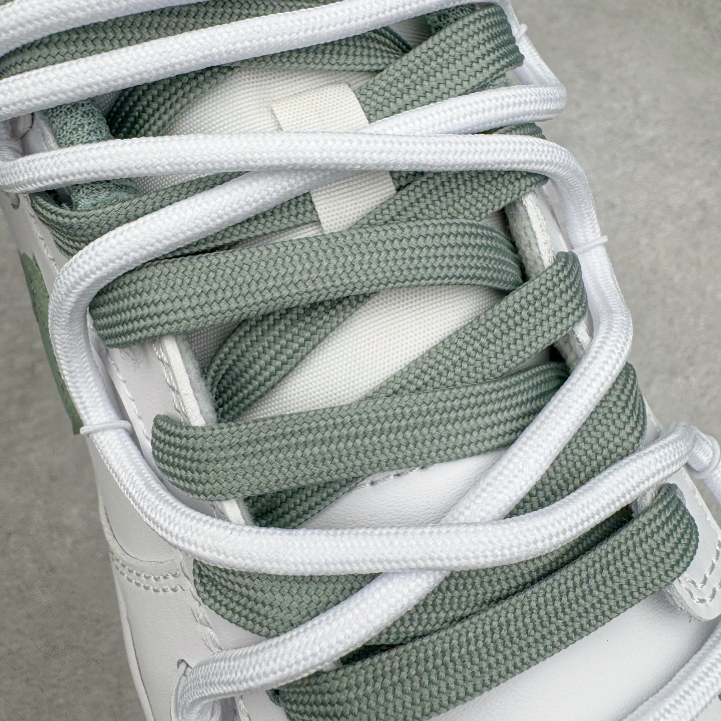 图片[13]-＃YC纯原 NK Dunk Low 雾绿 WG0528-102 当伦敦的雾绿漫入街头，以纯净白色为画布，Swoosh、鞋带与鞋底缀入低饱和度的伦敦雾绿，如薄雾萦绕鞋身，自带山间晨雾般的清新高级感。鞋侧“Victory”字样低调点缀，为简约设计注入一丝竞技精神。上脚即破圈，模糊常规与个性的边界，不刻意抢镜，却总在迈步时成为视觉重心。定制系列天花板 无原鞋不开发 全系列得物原鞋一比一校对开发 配色持续更新中 终端对接 优势输出 全套原厂楦头原纸板数据档案倾力打造 原汁原味莞产 极致还原 圈内最强针车工艺 高端零售指定版 广东原厂配套原盒原标 鞋盒分三个尺码段 原厂冲刀 超高清洁度 全鞋零毛边皮料切割 采用原厂百宏鞋带以及原厂百宏织唛舌标 内标可供原厂几率过验 进口原装条纹中底布 四线拉帮白色点胶 原厂拉帮手法遵循公司 原厂电绣 极致还原 尺码：36 36.5 37.5 38 38.5 39 40 40.5 41 42 42.5 43 44 44.5 45 46-选品中心