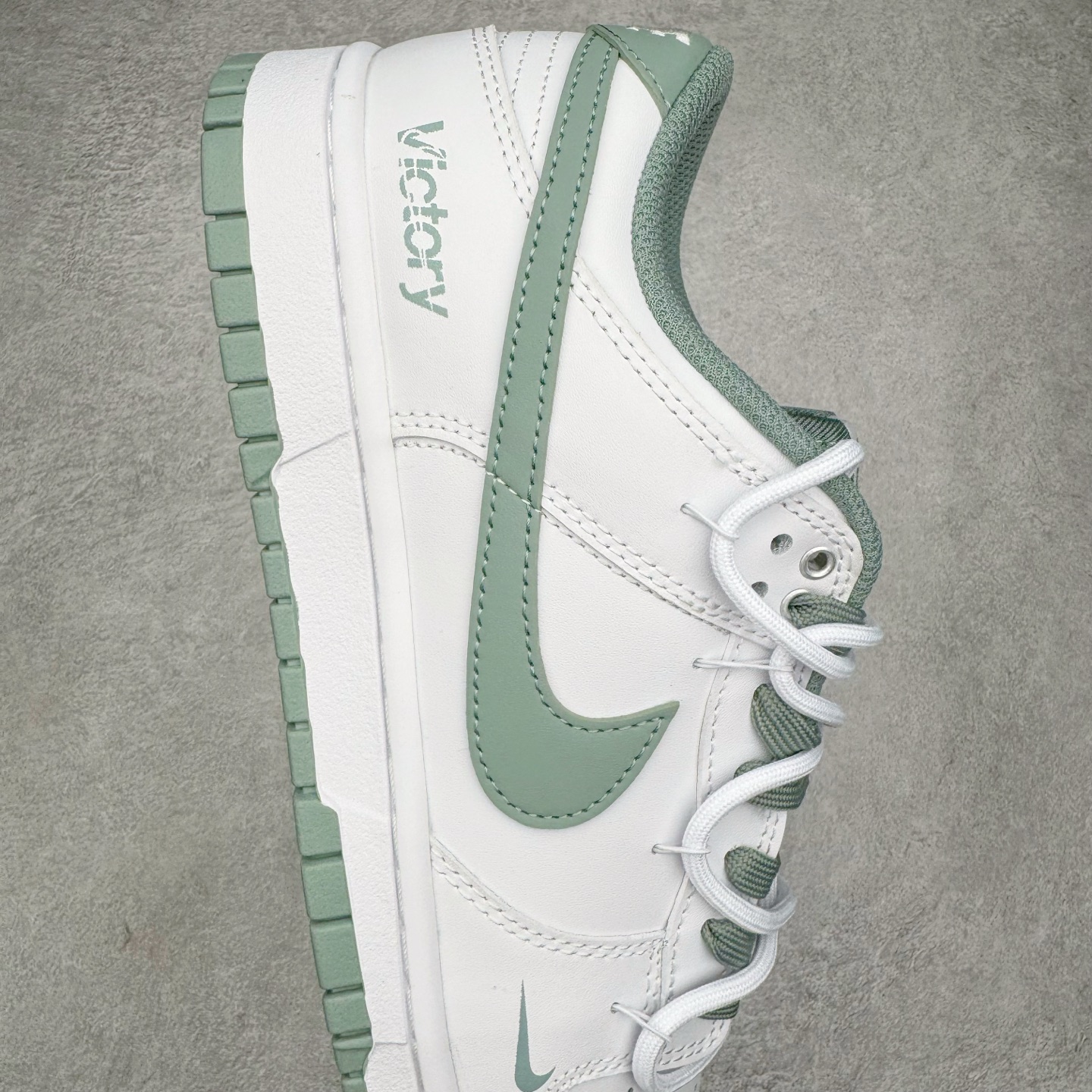 图片[6]-＃YC纯原 NK Dunk Low 雾绿 WG0528-102 当伦敦的雾绿漫入街头，以纯净白色为画布，Swoosh、鞋带与鞋底缀入低饱和度的伦敦雾绿，如薄雾萦绕鞋身，自带山间晨雾般的清新高级感。鞋侧“Victory”字样低调点缀，为简约设计注入一丝竞技精神。上脚即破圈，模糊常规与个性的边界，不刻意抢镜，却总在迈步时成为视觉重心。定制系列天花板 无原鞋不开发 全系列得物原鞋一比一校对开发 配色持续更新中 终端对接 优势输出 全套原厂楦头原纸板数据档案倾力打造 原汁原味莞产 极致还原 圈内最强针车工艺 高端零售指定版 广东原厂配套原盒原标 鞋盒分三个尺码段 原厂冲刀 超高清洁度 全鞋零毛边皮料切割 采用原厂百宏鞋带以及原厂百宏织唛舌标 内标可供原厂几率过验 进口原装条纹中底布 四线拉帮白色点胶 原厂拉帮手法遵循公司 原厂电绣 极致还原 尺码：36 36.5 37.5 38 38.5 39 40 40.5 41 42 42.5 43 44 44.5 45 46-选品中心