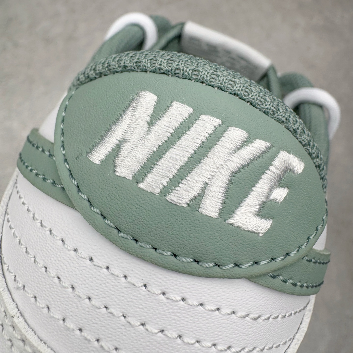 图片[15]-＃YC纯原 NK Dunk Low 雾绿 WG0528-102 当伦敦的雾绿漫入街头，以纯净白色为画布，Swoosh、鞋带与鞋底缀入低饱和度的伦敦雾绿，如薄雾萦绕鞋身，自带山间晨雾般的清新高级感。鞋侧“Victory”字样低调点缀，为简约设计注入一丝竞技精神。上脚即破圈，模糊常规与个性的边界，不刻意抢镜，却总在迈步时成为视觉重心。定制系列天花板 无原鞋不开发 全系列得物原鞋一比一校对开发 配色持续更新中 终端对接 优势输出 全套原厂楦头原纸板数据档案倾力打造 原汁原味莞产 极致还原 圈内最强针车工艺 高端零售指定版 广东原厂配套原盒原标 鞋盒分三个尺码段 原厂冲刀 超高清洁度 全鞋零毛边皮料切割 采用原厂百宏鞋带以及原厂百宏织唛舌标 内标可供原厂几率过验 进口原装条纹中底布 四线拉帮白色点胶 原厂拉帮手法遵循公司 原厂电绣 极致还原 尺码：36 36.5 37.5 38 38.5 39 40 40.5 41 42 42.5 43 44 44.5 45 46-选品中心