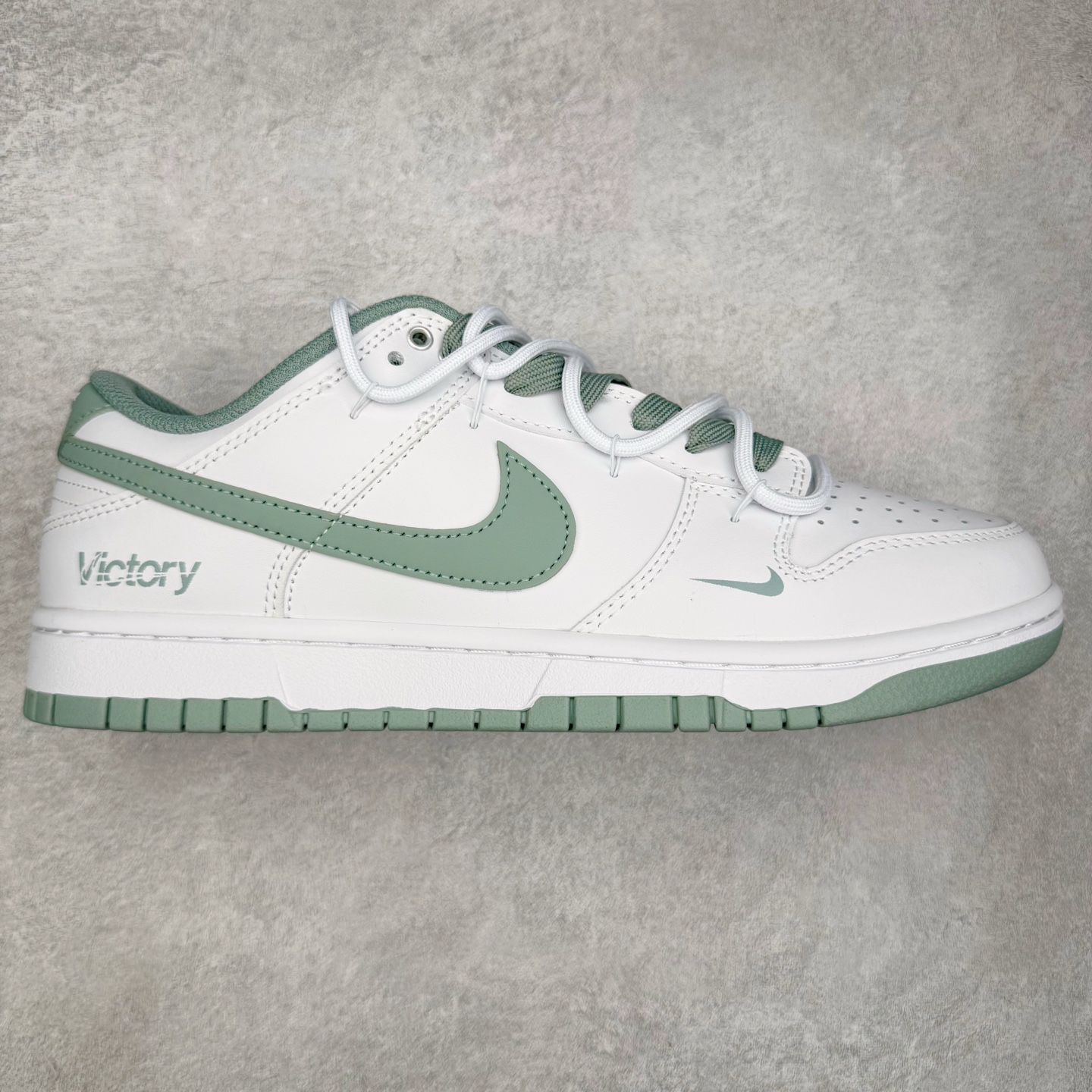 ＃YC纯原 NK Dunk Low 雾绿 WG0528-102 当伦敦的雾绿漫入街头，以纯净白色为画布，Swoosh、鞋带与鞋底缀入低饱和度的伦敦雾绿，如薄雾萦绕鞋身，自带山间晨雾般的清新高级感。鞋侧“Victory”字样低调点缀，为简约设计注入一丝竞技精神。上脚即破圈，模糊常规与个性的边界，不刻意抢镜，却总在迈步时成为视觉重心。定制系列天花板 无原鞋不开发 全系列得物原鞋一比一校对开发 配色持续更新中 终端对接 优势输出 全套原厂楦头原纸板数据档案倾力打造 原汁原味莞产 极致还原 圈内最强针车工艺 高端零售指定版 广东原厂配套原盒原标 鞋盒分三个尺码段 原厂冲刀 超高清洁度 全鞋零毛边皮料切割 采用原厂百宏鞋带以及原厂百宏织唛舌标 内标可供原厂几率过验 进口原装条纹中底布 四线拉帮白色点胶 原厂拉帮手法遵循公司 原厂电绣 极致还原 尺码：36 36.5 37.5 38 38.5 39 40 40.5 41 42 42.5 43 44 44.5 45 46-选品中心