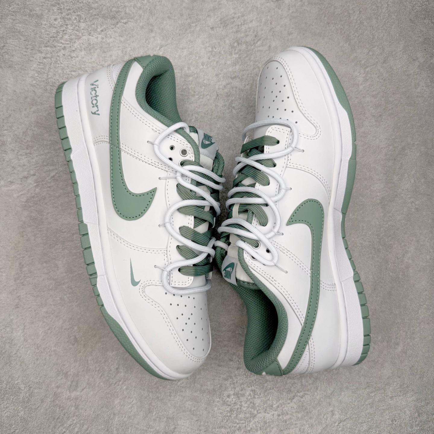 图片[3]-＃YC纯原 NK Dunk Low 雾绿 WG0528-102 当伦敦的雾绿漫入街头，以纯净白色为画布，Swoosh、鞋带与鞋底缀入低饱和度的伦敦雾绿，如薄雾萦绕鞋身，自带山间晨雾般的清新高级感。鞋侧“Victory”字样低调点缀，为简约设计注入一丝竞技精神。上脚即破圈，模糊常规与个性的边界，不刻意抢镜，却总在迈步时成为视觉重心。定制系列天花板 无原鞋不开发 全系列得物原鞋一比一校对开发 配色持续更新中 终端对接 优势输出 全套原厂楦头原纸板数据档案倾力打造 原汁原味莞产 极致还原 圈内最强针车工艺 高端零售指定版 广东原厂配套原盒原标 鞋盒分三个尺码段 原厂冲刀 超高清洁度 全鞋零毛边皮料切割 采用原厂百宏鞋带以及原厂百宏织唛舌标 内标可供原厂几率过验 进口原装条纹中底布 四线拉帮白色点胶 原厂拉帮手法遵循公司 原厂电绣 极致还原 尺码：36 36.5 37.5 38 38.5 39 40 40.5 41 42 42.5 43 44 44.5 45 46-选品中心