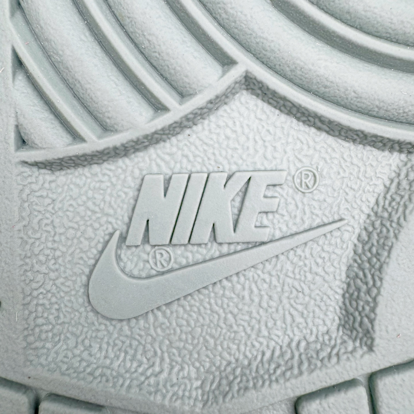 图片[18]-＃YC纯原 NK Dunk Low 雾绿 WG0528-102 当伦敦的雾绿漫入街头，以纯净白色为画布，Swoosh、鞋带与鞋底缀入低饱和度的伦敦雾绿，如薄雾萦绕鞋身，自带山间晨雾般的清新高级感。鞋侧“Victory”字样低调点缀，为简约设计注入一丝竞技精神。上脚即破圈，模糊常规与个性的边界，不刻意抢镜，却总在迈步时成为视觉重心。定制系列天花板 无原鞋不开发 全系列得物原鞋一比一校对开发 配色持续更新中 终端对接 优势输出 全套原厂楦头原纸板数据档案倾力打造 原汁原味莞产 极致还原 圈内最强针车工艺 高端零售指定版 广东原厂配套原盒原标 鞋盒分三个尺码段 原厂冲刀 超高清洁度 全鞋零毛边皮料切割 采用原厂百宏鞋带以及原厂百宏织唛舌标 内标可供原厂几率过验 进口原装条纹中底布 四线拉帮白色点胶 原厂拉帮手法遵循公司 原厂电绣 极致还原 尺码：36 36.5 37.5 38 38.5 39 40 40.5 41 42 42.5 43 44 44.5 45 46-选品中心