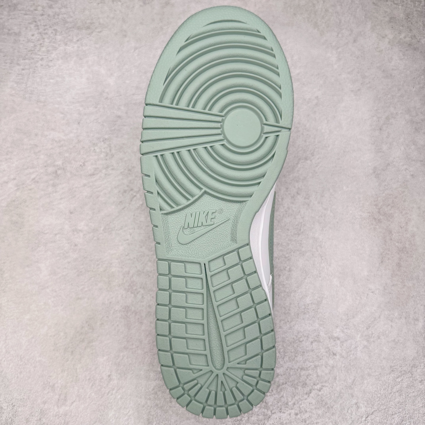 图片[9]-＃YC纯原 NK Dunk Low 雾绿 WG0528-102 当伦敦的雾绿漫入街头，以纯净白色为画布，Swoosh、鞋带与鞋底缀入低饱和度的伦敦雾绿，如薄雾萦绕鞋身，自带山间晨雾般的清新高级感。鞋侧“Victory”字样低调点缀，为简约设计注入一丝竞技精神。上脚即破圈，模糊常规与个性的边界，不刻意抢镜，却总在迈步时成为视觉重心。定制系列天花板 无原鞋不开发 全系列得物原鞋一比一校对开发 配色持续更新中 终端对接 优势输出 全套原厂楦头原纸板数据档案倾力打造 原汁原味莞产 极致还原 圈内最强针车工艺 高端零售指定版 广东原厂配套原盒原标 鞋盒分三个尺码段 原厂冲刀 超高清洁度 全鞋零毛边皮料切割 采用原厂百宏鞋带以及原厂百宏织唛舌标 内标可供原厂几率过验 进口原装条纹中底布 四线拉帮白色点胶 原厂拉帮手法遵循公司 原厂电绣 极致还原 尺码：36 36.5 37.5 38 38.5 39 40 40.5 41 42 42.5 43 44 44.5 45 46-选品中心