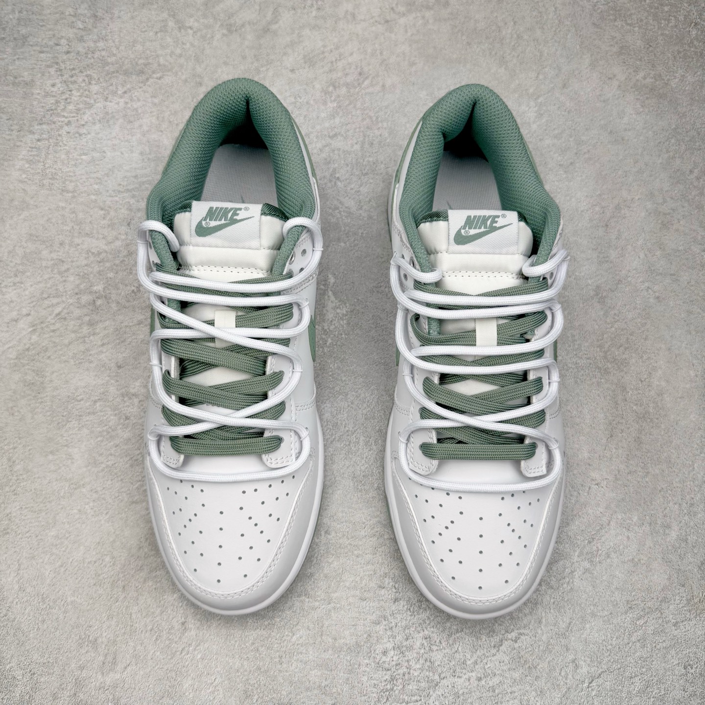 图片[2]-＃YC纯原 NK Dunk Low 雾绿 WG0528-102 当伦敦的雾绿漫入街头，以纯净白色为画布，Swoosh、鞋带与鞋底缀入低饱和度的伦敦雾绿，如薄雾萦绕鞋身，自带山间晨雾般的清新高级感。鞋侧“Victory”字样低调点缀，为简约设计注入一丝竞技精神。上脚即破圈，模糊常规与个性的边界，不刻意抢镜，却总在迈步时成为视觉重心。定制系列天花板 无原鞋不开发 全系列得物原鞋一比一校对开发 配色持续更新中 终端对接 优势输出 全套原厂楦头原纸板数据档案倾力打造 原汁原味莞产 极致还原 圈内最强针车工艺 高端零售指定版 广东原厂配套原盒原标 鞋盒分三个尺码段 原厂冲刀 超高清洁度 全鞋零毛边皮料切割 采用原厂百宏鞋带以及原厂百宏织唛舌标 内标可供原厂几率过验 进口原装条纹中底布 四线拉帮白色点胶 原厂拉帮手法遵循公司 原厂电绣 极致还原 尺码：36 36.5 37.5 38 38.5 39 40 40.5 41 42 42.5 43 44 44.5 45 46-选品中心