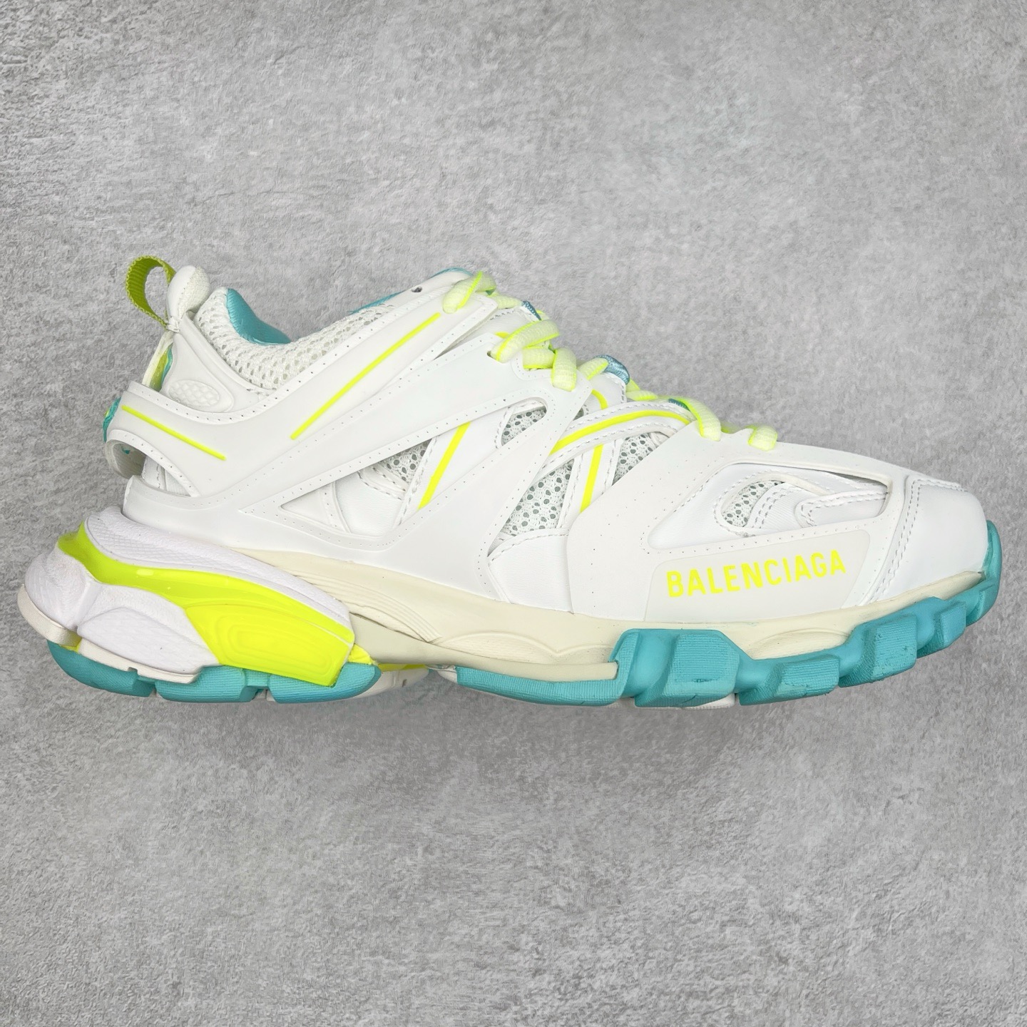 图片[7]-＃VG零售版 BALENCIAGA Track 巴黎世家三代复古老爹鞋 全套原纸板楦头开发 最原汁原味的灵魂版型 全鞋荧光划线卡点 胶水把控整洁度追求极致完美 每一双都是工艺品 多重QC质检 超越公司货的品控标准 实实在在的免检产品 原盒原配 正确字体电绣 粗细、位置、大小正确 侧边TPU 透气孔匹配意产原版 正确气垫分离大底 TPU软底 原版一致大底LOGO 立体感十足 原厂皮料水洗做旧 采购原厂网纱 该款鞋采用网眼布和尼龙制成 不含皮革 鞋舌饰有Track.2橡胶品牌标识 外侧饰有橡胶品牌标识 泡沫后帮压印品牌标识 外底正面压印BB标识 由176块饰片拼接而成的铰接式鞋面 侧面配金属质感网眼布 内面配有额外金属光泽饰件 包含1副鞋带和1副备用鞋带 后帮配有拉环鞋提 动态鞋底设计 为双脚带来后续的助力 正常尺码 尺码：35 36 37 38 39 40 41 42 43 44 45 46-选品中心