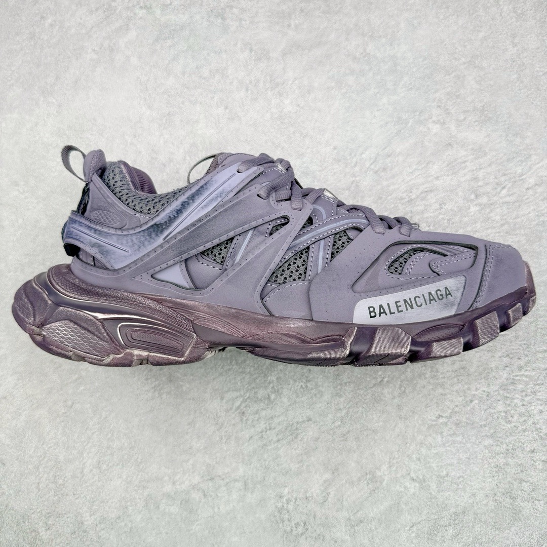 图片[6]-＃VG零售版 BALENCIAGA Track 巴黎世家三代复古老爹鞋 全套原纸板楦头开发 最原汁原味的灵魂版型 全鞋荧光划线卡点 胶水把控整洁度追求极致完美 每一双都是工艺品 多重QC质检 超越公司货的品控标准 实实在在的免检产品 原盒原配 正确字体电绣 粗细、位置、大小正确 侧边TPU 透气孔匹配意产原版 正确气垫分离大底 TPU软底 原版一致大底LOGO 立体感十足 原厂皮料水洗做旧 采购原厂网纱 该款鞋采用网眼布和尼龙制成 不含皮革 鞋舌饰有Track.2橡胶品牌标识 外侧饰有橡胶品牌标识 泡沫后帮压印品牌标识 外底正面压印BB标识 由176块饰片拼接而成的铰接式鞋面 侧面配金属质感网眼布 内面配有额外金属光泽饰件 包含1副鞋带和1副备用鞋带 后帮配有拉环鞋提 动态鞋底设计 为双脚带来后续的助力 正常尺码 尺码：35 36 37 38 39 40 41 42 43 44 45 46-选品中心