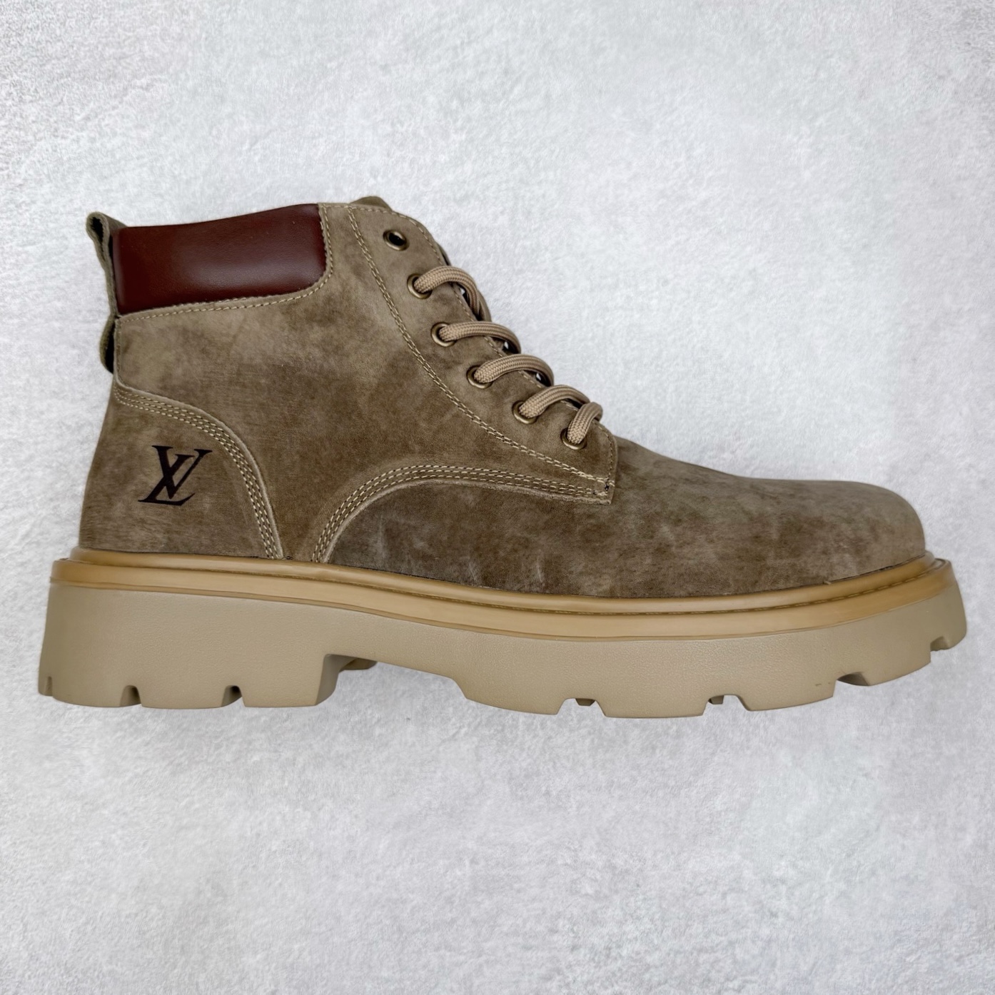 Louis Vuitton 路易威登 LV秋冬新款轻底休闲大黄靴 #代购专供品质 高弹Modern 外置防滑橡塑发泡超轻大底 系带设计 穿脱十分方便 采用TPU模压定型真皮鞋面材质#EVA轻翼科技外底具有防滑,耐磨和良好的弹性 Pharrell Williams充分发挥了作为Louis Vuitton创意总监的角色 这款鞋重新定义了 6英寸大黄靴的经典设计 致敬1996年Grandmaster Flash经典黄靴造型 原厂五金鞋带扣 工艺全新升级 中山大厂代工 原单进口皮料 独立私模大底，正确logo， 原装一致头层磨砂皮 搭配经典老花领口 全新原厂包装鞋盒 市场独家供应 尺码：39-43（皮鞋码）-选品中心