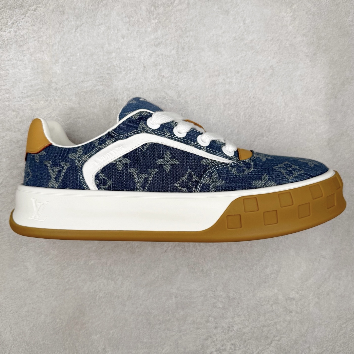 LOUIS VUITTON lv skate sneaker 2026 秋冬男士系列 Classic 牛皮革 圆头系带 低帮 生活休闲鞋 原版开发 市面唯一正确版本 原版购入开发 欢迎对比 运动鞋于 2025 秋冬男士系列初次亮相 以光滑牛皮革塑造考究设计 可轻松融入各式造型 瞩目 LV 字母标注鞋侧 轻盈橡胶外底点缀 Vuitton 标识 材料使用原版定制进口头层牛皮 内里使用原版进口透气网里 原版开模橡胶发泡材质大底 内增高4CM 尺码：39-45-选品中心