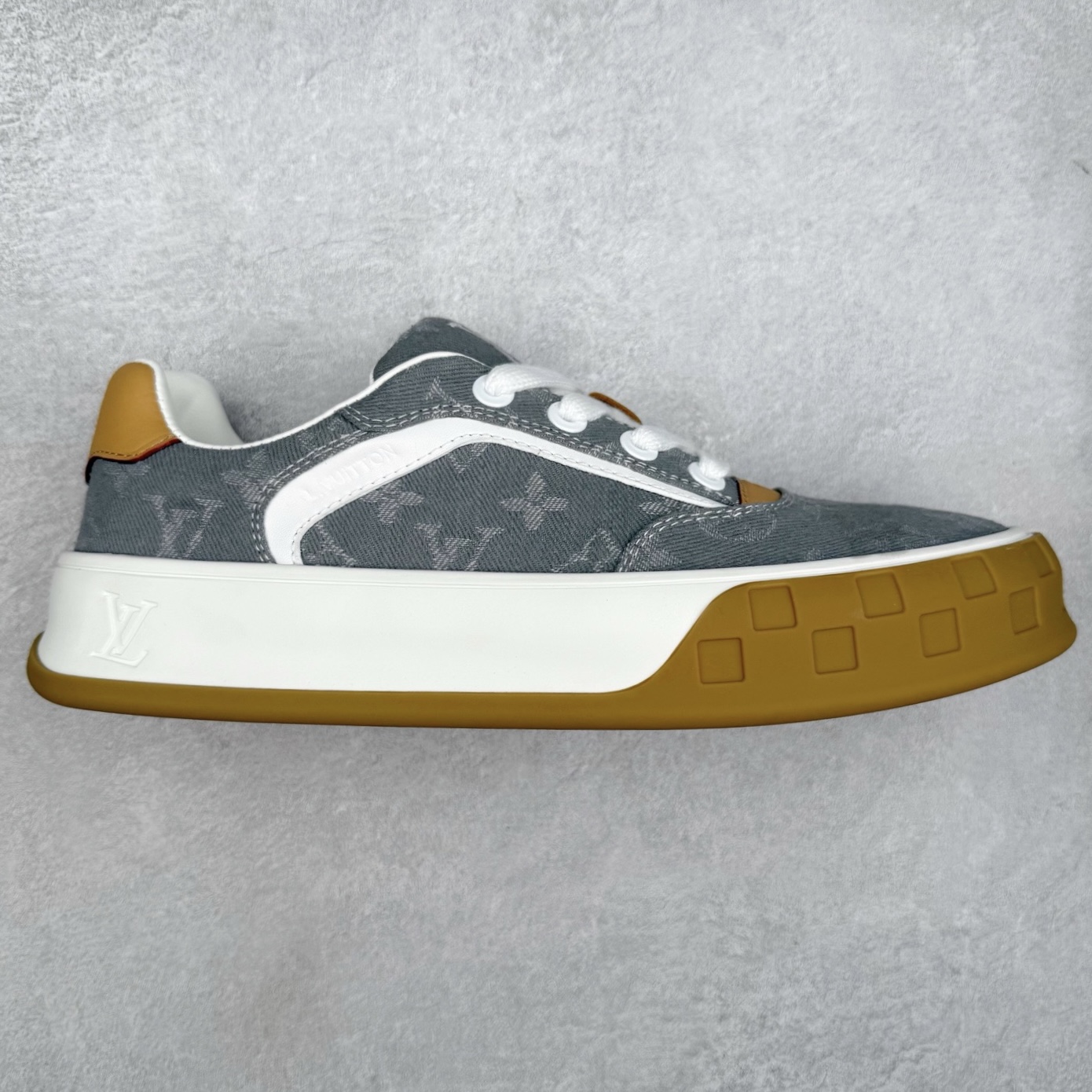 LOUIS VUITTON lv skate sneaker 2026 秋冬男士系列 Classic 牛皮革 圆头系带 低帮 生活休闲鞋 原版开发 市面唯一正确版本 原版购入开发 欢迎对比 运动鞋于 2025 秋冬男士系列初次亮相 以光滑牛皮革塑造考究设计 可轻松融入各式造型 瞩目 LV 字母标注鞋侧 轻盈橡胶外底点缀 Vuitton 标识 材料使用原版定制进口头层牛皮 内里使用原版进口透气网里 原版开模橡胶发泡材质大底 内增高4CM 尺码：39-45-选品中心