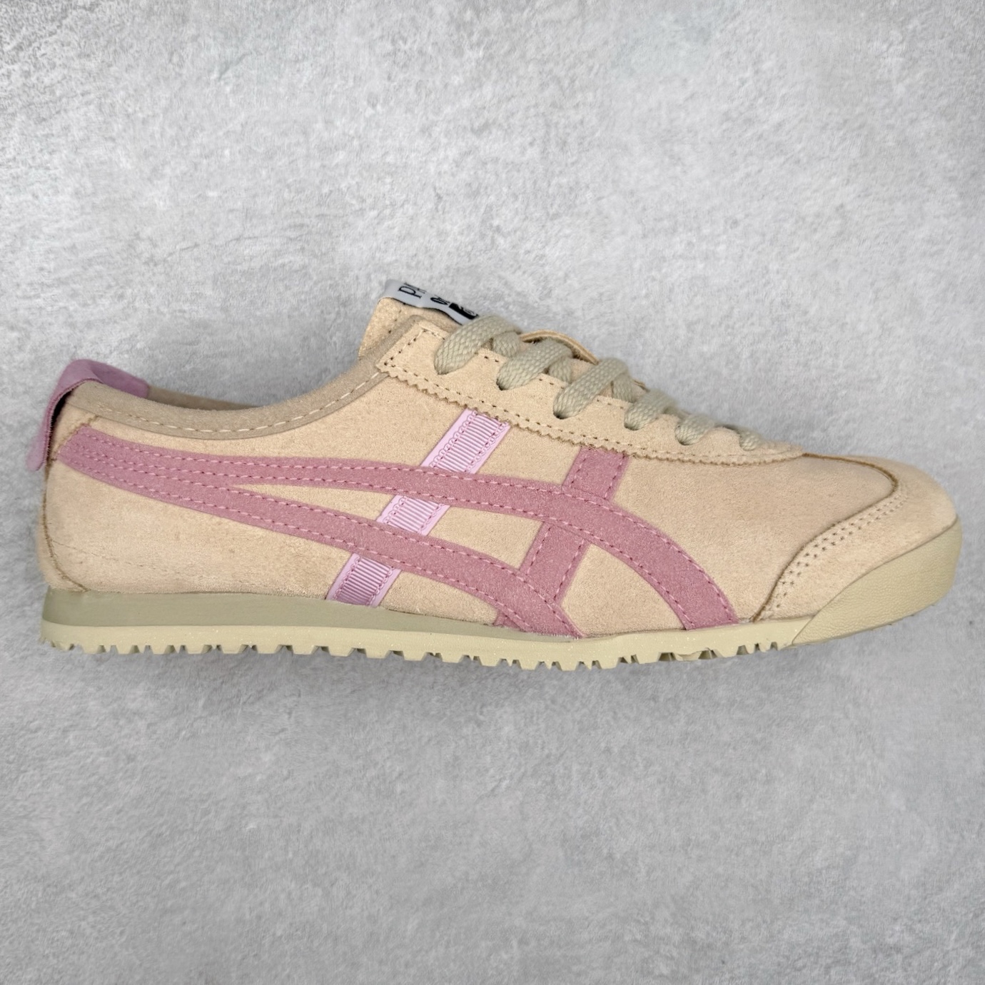 ＃纯原福利 Asics Onitsuka Tiger MEXICO 66 亚瑟士鬼冢虎复古经典板鞋 市场最强版本 原厂牛津布加持 海外订单工厂出品 超成熟稳定的做工品控 原装全套纸板楦头开发 原汁原味 完美呈现版型 私模正确鞋底咬花纹路 一比一鞋头弧度高度鞋身弧度 绝不口嗨 细节品控鞋型随意秒杀市面 原档咬花纹路私模大底 一个单元有六个三角形 总体形拼接呈现花瓣状 官方四联吊牌 原装Ortholite轻量化鞋垫 原盒原配 质保卡 说明书 钢印防尘纸 纸板中底带钢印 乳胶组合鞋垫 支持全方位的对比专柜 产品从款式颜色造型上体现出追求舒适和细节的完美 鞋类更是推崇手工制作的严谨与完美 融舒适性与可穿性的设计风格 注重细节的完美和别致魅力 既保持稳重 又不失轻松的时尚感 尺码：36 37 37.5 38 39 39.5 40 40.5 41.5 42 42.5 43.5 44 45-选品中心