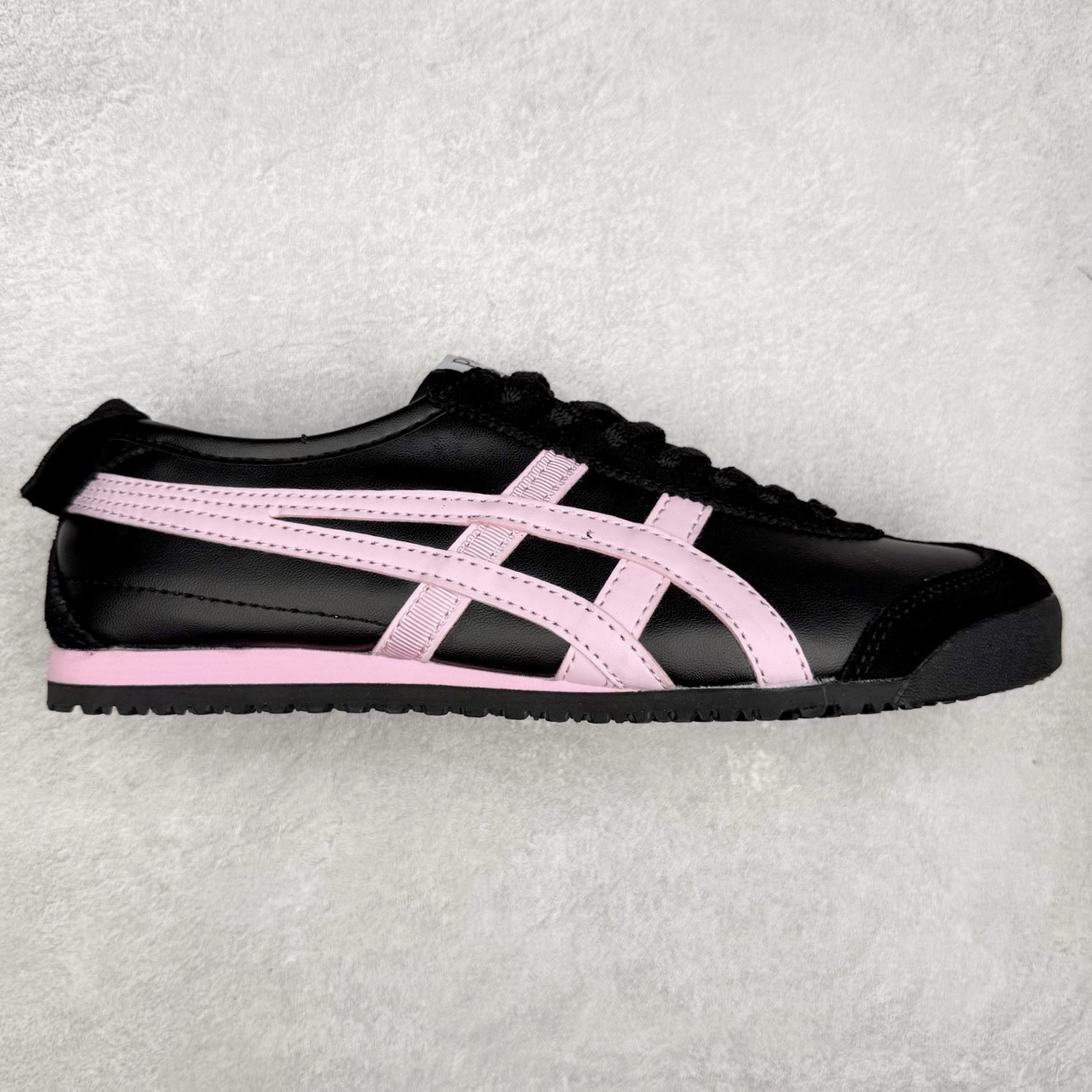 ＃纯原福利 Asics Onitsuka Tiger MEXICO 66 亚瑟士鬼冢虎复古经典板鞋 市场最强版本 原厂牛津布加持 海外订单工厂出品 超成熟稳定的做工品控 原装全套纸板楦头开发 原汁原味 完美呈现版型 私模正确鞋底咬花纹路 一比一鞋头弧度高度鞋身弧度 绝不口嗨 细节品控鞋型随意秒杀市面 原档咬花纹路私模大底 一个单元有六个三角形 总体形拼接呈现花瓣状 官方四联吊牌 原装Ortholite轻量化鞋垫 原盒原配 质保卡 说明书 钢印防尘纸 纸板中底带钢印 乳胶组合鞋垫 支持全方位的对比专柜 产品从款式颜色造型上体现出追求舒适和细节的完美 鞋类更是推崇手工制作的严谨与完美 融舒适性与可穿性的设计风格 注重细节的完美和别致魅力 既保持稳重 又不失轻松的时尚感 尺码：36 37 37.5 38 39 39.5 40 40.5 41.5 42 42.5 43.5 44 45-选品中心
