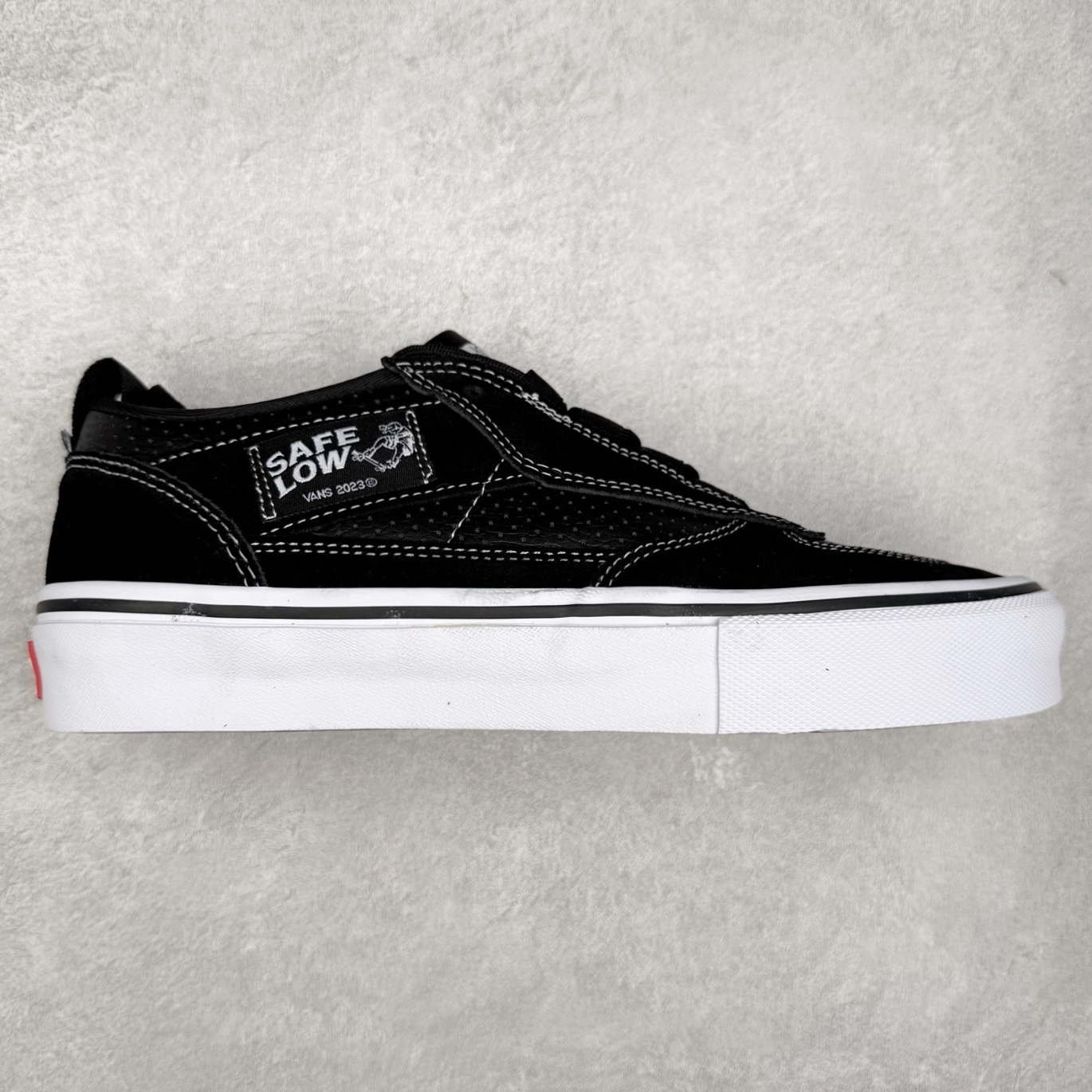 PALACE x Vans Half Cab 黑白 官方新款 舒适百搭轻便滑板鞋 货号：VN0007QXBA21 尺码：35 36 36.5 37 38 38.5 39 40 40.5 41 42 42.5 43 44 45-选品中心
