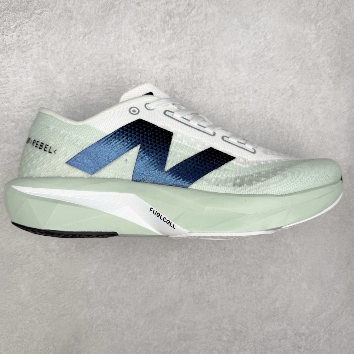 NEW BALANCE Rebel FuelCell Rebel V4 SuperComp Elite 精英版内置碳板 舒适时尚织物减震耐磨低帮马拉松轻量化跑步鞋 NB新百伦于 2019 年夏天首次发布了 Rebel 在制鞋业仍在向强调能量回报的弹力泡沫转变的时候 Rebel 确实是一个叛逆者 快进到 2024 年 Rebel v4 承诺通过重新配制的中底化合物和更高的堆叠高度提供更轻、更有弹性的跑步体验 就像New Balance SC Elite v4一样 Rebel v4 提供了完全重新设计的中底化合物 最新的混合物将 New Balance 专有的 FuelCell 泡沫（TPU 和 EVA 的混合物）与 PEBA 泡沫相结合 带来更弹跳的跑步体验 PEBA是一种超轻 高性能的泡沫 通常出现在镀碳超级鞋中 New Balance Rebel v4、ASICS Novablast 4和Brooks Hyperion Max都是精力充沛的无电镀运动鞋 在速度锻炼和快节奏中大放异彩 这三款鞋都依靠它们的中底泡沫和轻微的摇杆形状来创造一种向前滚动的感觉 而且虽然这些鞋子在堆叠高度和重量方面各不相同 但它们提供了相似的软硬比例 有足够的流行力来加快步伐 尺码：36 37 37.5 38 38.5 39.5 40 40.5 41.5 42 42.5 43 44 45-选品中心