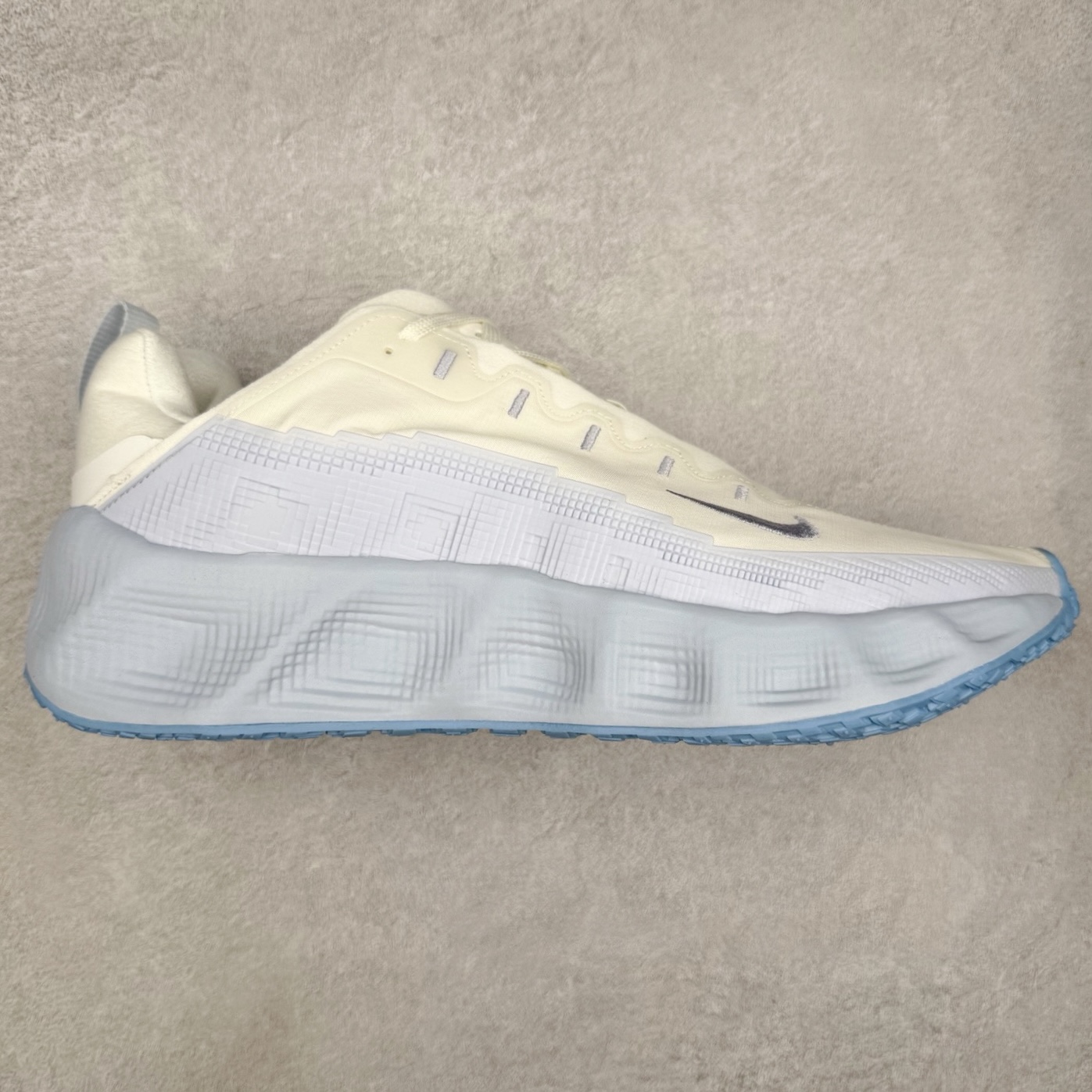 HYEIN SEO x NK Ava Rover 百搭舒适耐磨低帮跑步鞋 男女同款 流线型轮廓，通过轻薄物料鞋面结合 TPU 网格状支撑示人，增厚的中底材质选用 ReactX 加持，华夫外底收尾。鞋垫与后跟鞋提，克制点缀 Hyein Seo 字样。鞋垫与鞋提则采用菱形格纹的变化元素呈现。实拍调校N版已经零色差零失真 百分百还原实物色彩所见即所得 不存在货不对板色差等低级问题 选购参考实物拍摄 不混卖不参货 只用心做好货严格选品 承诺混一赔十 尺码：36 36.5 37.5 38 38.5 39 40 40.5 41 42 42.5 43 44 44.5 45-选品中心