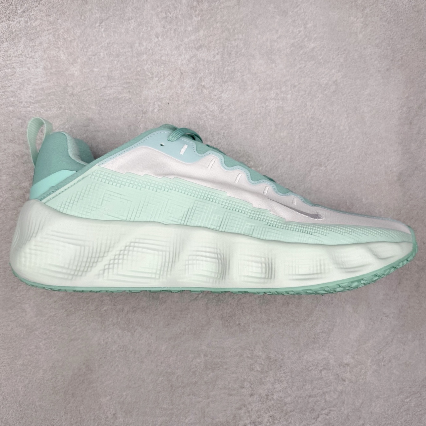 HYEIN SEO x NK Ava Rover 百搭舒适耐磨低帮跑步鞋 男女同款 流线型轮廓，通过轻薄物料鞋面结合 TPU 网格状支撑示人，增厚的中底材质选用 ReactX 加持，华夫外底收尾。鞋垫与后跟鞋提，克制点缀 Hyein Seo 字样。鞋垫与鞋提则采用菱形格纹的变化元素呈现。实拍调校N版已经零色差零失真 百分百还原实物色彩所见即所得 不存在货不对板色差等低级问题 选购参考实物拍摄 不混卖不参货 只用心做好货严格选品 承诺混一赔十 尺码：36 36.5 37.5 38 38.5 39 40 40.5 41 42 42.5 43 44 44.5 45-选品中心