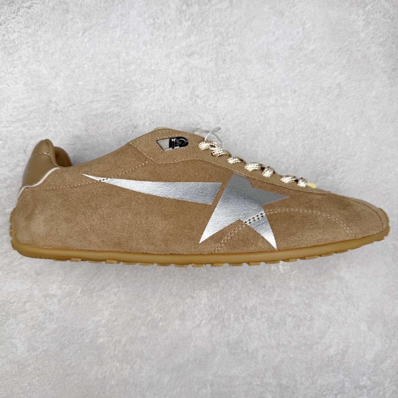 GGDB Golden Goose 25ss马拉松系列暴走鞋 Marathon Speed-70年代美式田径风以简约线条勾勒速度美学，轻薄鞋款突破传统束缚。尼龙面与皮革拼接，既轻盈又透气，完美诠释竞技精神。低帮设计解放脚踝，流线型鞋底提升抓地力。明快配色彰显活力，将赛场激情融入日常穿搭。这一风格至今仍是运动美学的经典范式，见证着田径文化的永恒魅力。 鞋面：牛皮 内里：牛皮 大底：进口橡胶底 尺码：35-40-选品中心