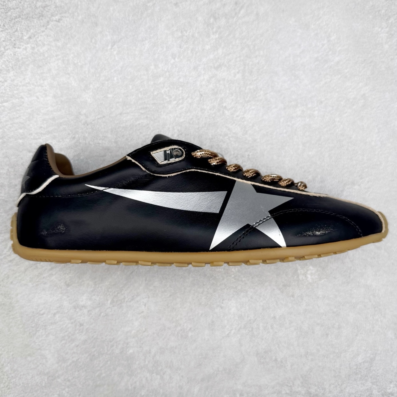 GGDB Golden Goose 25ss马拉松系列暴走鞋 Marathon Speed-70年代美式田径风以简约线条勾勒速度美学，轻薄鞋款突破传统束缚。尼龙面与皮革拼接，既轻盈又透气，完美诠释竞技精神。低帮设计解放脚踝，流线型鞋底提升抓地力。明快配色彰显活力，将赛场激情融入日常穿搭。这一风格至今仍是运动美学的经典范式，见证着田径文化的永恒魅力。 鞋面：牛皮 内里：牛皮 大底：进口橡胶底 尺码：35-40-选品中心