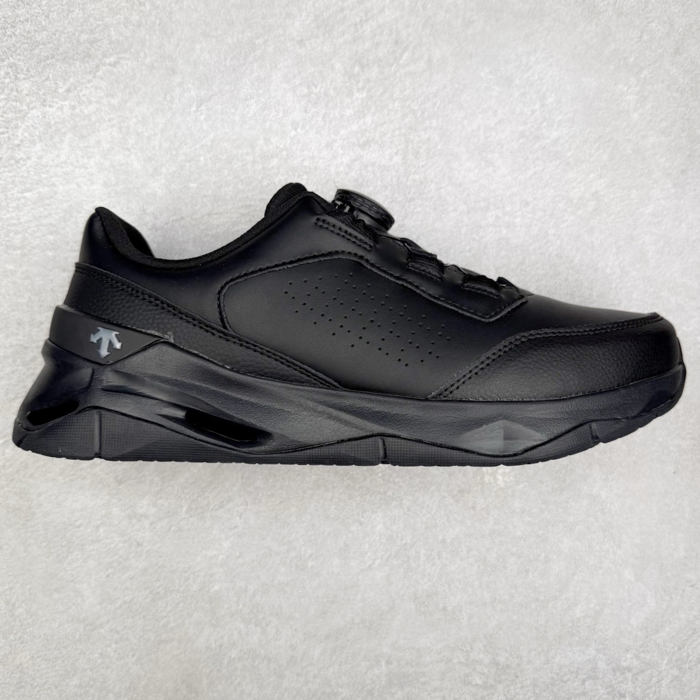 DESCENTE TRAINING 迪桑特系列舒适时尚 舒适防滑耐磨低帮训练鞋 DESCENTE（迪桑特）创立于1935年，品牌名取自法语词汇，意为“滑降”。品牌箭头标识代表滑雪的三种技术“高速直线滑行”、“穿越”和“侧滑”，也寓意品牌在打造高端专业运动产品中不断追求完美的创新精神，致力于成为中国高端专业滑雪、综训、女子、铁人三项、高尔夫的第一品牌。实拍调校N版已经零色差零失真 百分百还原实物色彩所见即所得 不存在货不对板色差等低级问题 选购参考实物拍摄 不混卖不参货 只用心做好货严格选品 承诺混一赔十 尺码：36 36.5 37.5 38 38.5 39 40 40.5 41 42 42.5 43 44 44.5 45-选品中心