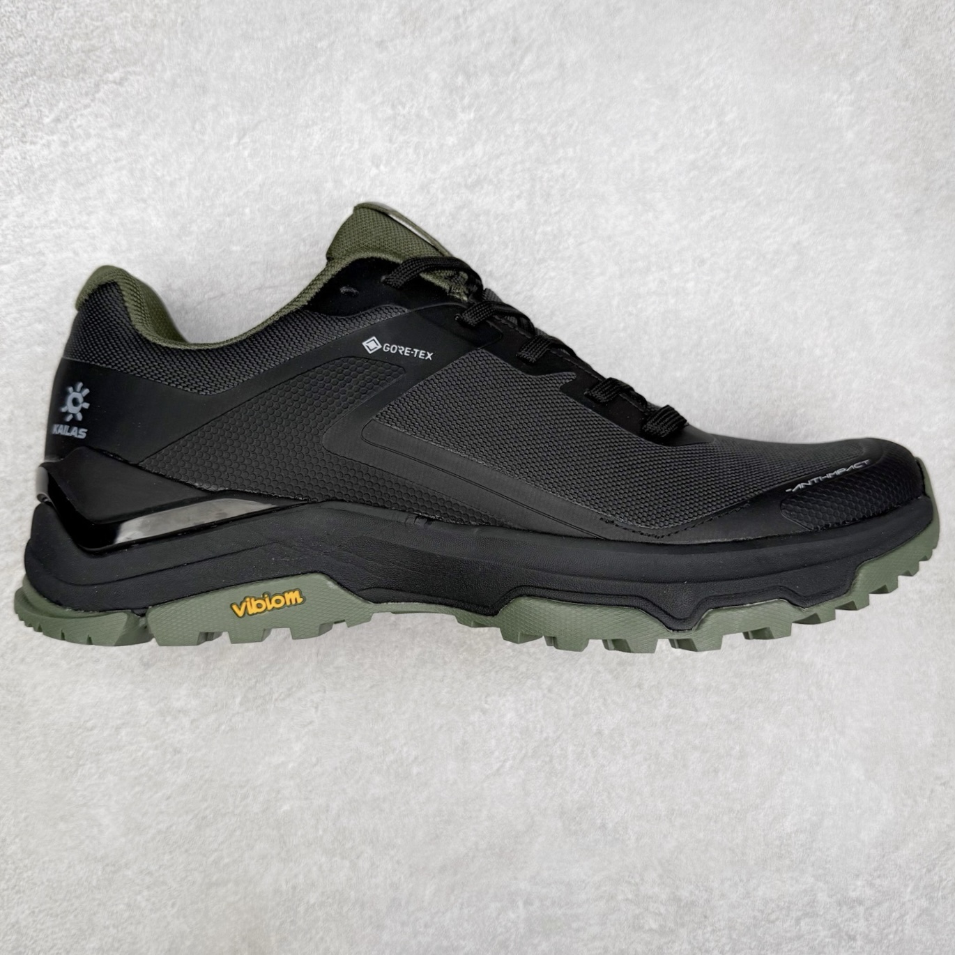 ＃HP纯原 KAILAS 凯乐石 界山户外运动舒适时尚防滑透气低帮登山徒步鞋 KAILAS凯乐石品牌是全球三大全系攀登品牌之一，于2003年创立于中国广州，致力于为有攀登梦想的户外运动员及爱好者，研发制造功能性专业装备，满足他们在极限环境下安全舒适的需求，凯乐石专注于科技面料的开发及专业功能设计，产品线覆盖登山、攀岩、徒步、越野跑山、露营、旅行等多项户外运动，通过运动员的测试反馈，不断进化迭代，产品荣获国内外大奖71座，发明专利21个，更突破性的自主研发攀登器械，打造出中国的攀登硬实力。实拍调校N版已经零色差零失真 百分百还原实物色彩所见即所得 不存在货不对板色差等低级问题 选购参考实物拍摄 不混卖不参货 只用心做好货严格选品 承诺混一赔十 尺码：36 36.5 37.5 38 38.5 39 40 40.5 41 42 42.5 43 44 44.5 45-选品中心
