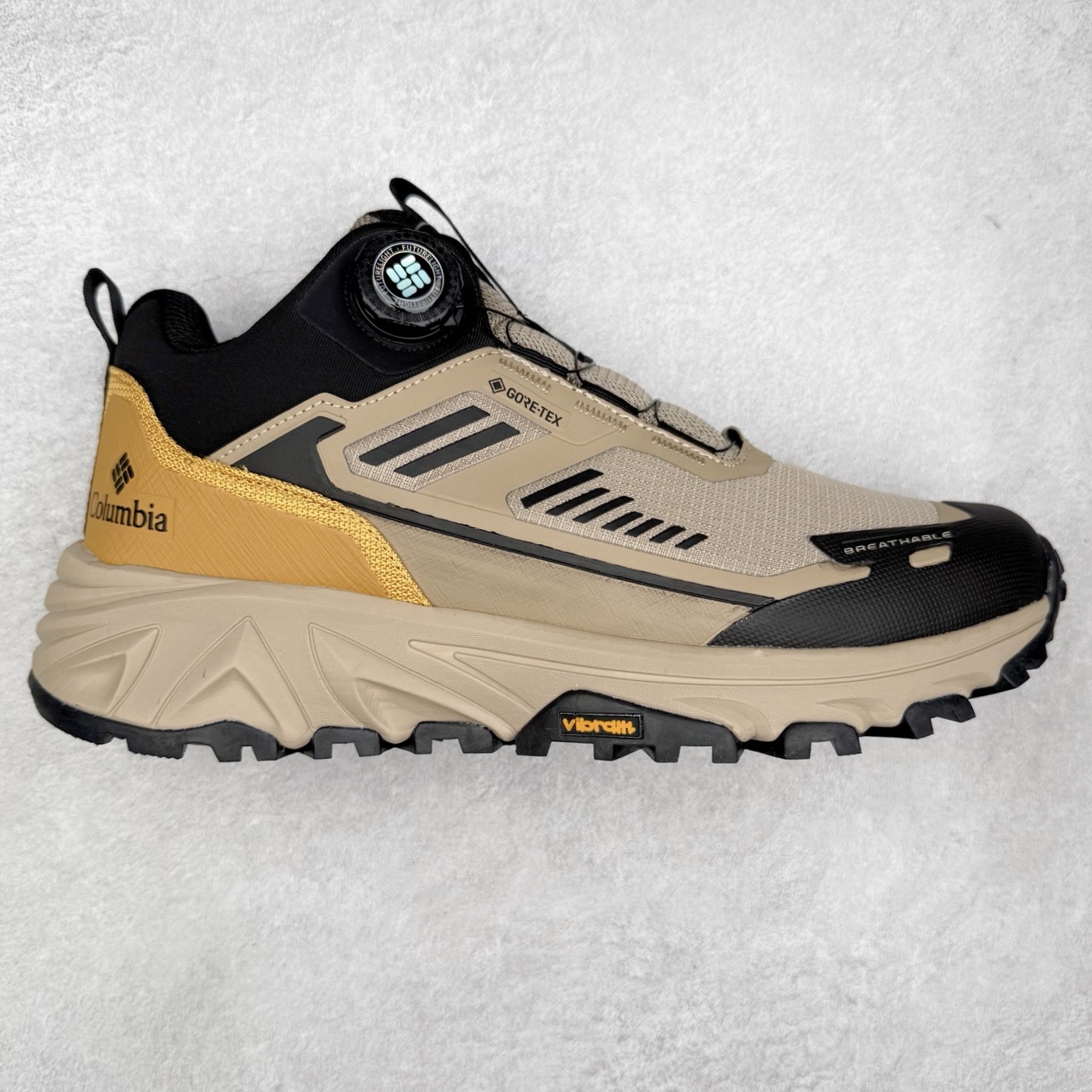 Columbia哥伦比亚男士徒步越野机能运动跑鞋 鞋面主体部分采用网状薄翼材质中底是大坡王最具特色的山形结构 鞋带采用 旋钮快速穿脱系统 全系列延续 山棱线工业设计设计，鞋面采用OUTDRY™立体轻盈科技鞋面，保持优越性能，透气干爽，从容应对野外多变状况；鞋底使用鞋底采用Vibram Megagrip 大底，抓地耐磨，三角多向奇钉设计易于鞋底异物排出，助你轻松掌控各种野外地形；而FluidFrame™中底稳定系统搭载TECHLITE+™升级轻盈缓震技术，轻软回弹，轻松跨越障碍。 尺码：40-45-选品中心