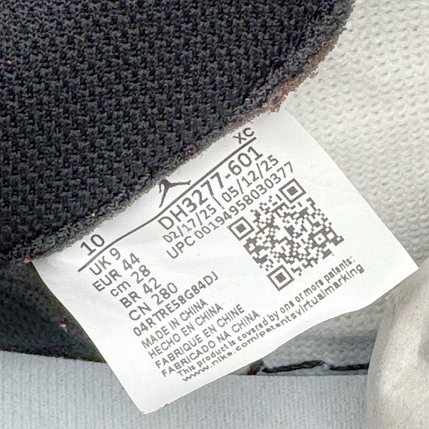 图片[13]-＃Ljr特供 Travis Scott x Air Jordan AJ1 High OG SP TS联名红白倒钩高帮 DH3277-601 全新改良批次 圈内最强倒钩系列 恪守真诚 承诺混一赔十 高端零售裸鞋圈特供批次 SZ原厂全套原楦原纸板冲刀磨具开发 原厂皮料加持 原厂港宝加持定型后跟R度完美 同源原厂电绣 飞翼针数密度立体效果一致 百分百一致原鞋 原厂拉帮工艺 针距密度一致 后跟弧度收口自然不对折 极致一眼正品既视感 进口玻璃冲刀皮料裁剪零毛边 全鞋电脑针车工艺 品控清洁度最高QC检验标准 免检产品 原厂订购鞋盒、鞋标、防尘纸、鞋撑、鞋带 追求极致的原厂味道 尺码：40.5 41 42 42.5 43 44 44.5 45 46 47.5 48.5-选品中心