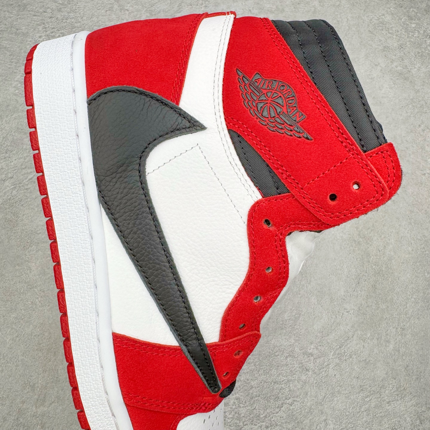 图片[6]-＃Ljr特供 Travis Scott x Air Jordan AJ1 High OG SP TS联名红白倒钩高帮 DH3277-601 全新改良批次 圈内最强倒钩系列 恪守真诚 承诺混一赔十 高端零售裸鞋圈特供批次 SZ原厂全套原楦原纸板冲刀磨具开发 原厂皮料加持 原厂港宝加持定型后跟R度完美 同源原厂电绣 飞翼针数密度立体效果一致 百分百一致原鞋 原厂拉帮工艺 针距密度一致 后跟弧度收口自然不对折 极致一眼正品既视感 进口玻璃冲刀皮料裁剪零毛边 全鞋电脑针车工艺 品控清洁度最高QC检验标准 免检产品 原厂订购鞋盒、鞋标、防尘纸、鞋撑、鞋带 追求极致的原厂味道 尺码：40.5 41 42 42.5 43 44 44.5 45 46 47.5 48.5-选品中心