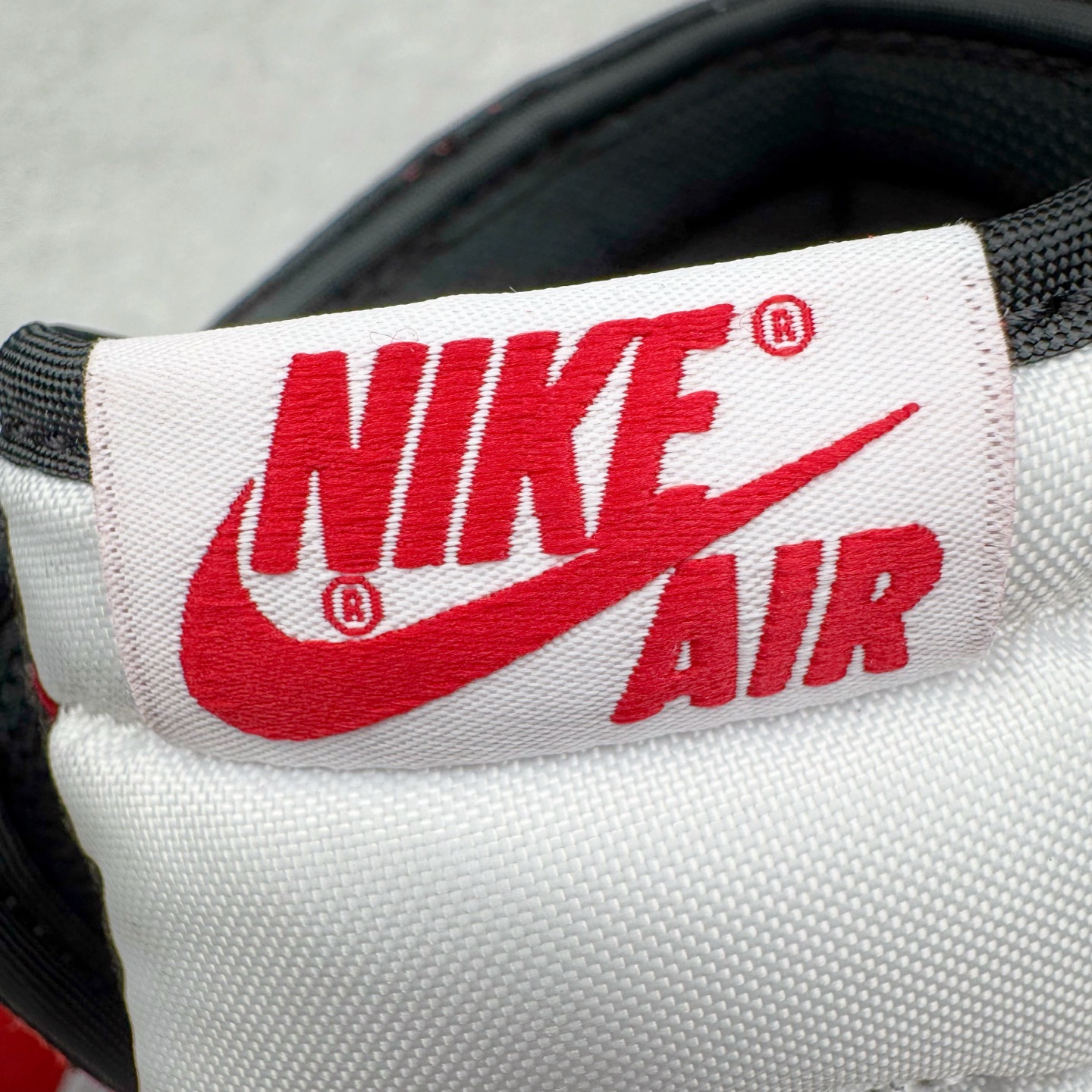 图片[10]-＃Ljr特供 Travis Scott x Air Jordan AJ1 High OG SP TS联名红白倒钩高帮 DH3277-601 全新改良批次 圈内最强倒钩系列 恪守真诚 承诺混一赔十 高端零售裸鞋圈特供批次 SZ原厂全套原楦原纸板冲刀磨具开发 原厂皮料加持 原厂港宝加持定型后跟R度完美 同源原厂电绣 飞翼针数密度立体效果一致 百分百一致原鞋 原厂拉帮工艺 针距密度一致 后跟弧度收口自然不对折 极致一眼正品既视感 进口玻璃冲刀皮料裁剪零毛边 全鞋电脑针车工艺 品控清洁度最高QC检验标准 免检产品 原厂订购鞋盒、鞋标、防尘纸、鞋撑、鞋带 追求极致的原厂味道 尺码：40.5 41 42 42.5 43 44 44.5 45 46 47.5 48.5-选品中心