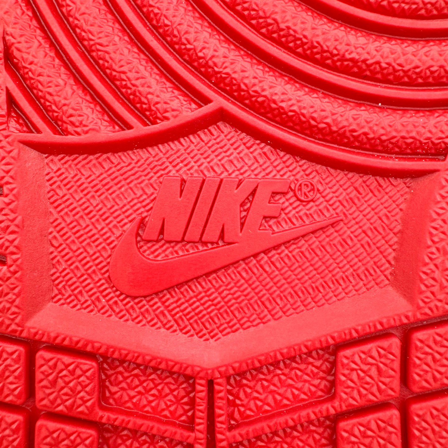 图片[22]-＃Ljr特供 Travis Scott x Air Jordan AJ1 High OG SP TS联名红白倒钩高帮 DH3277-601 全新改良批次 圈内最强倒钩系列 恪守真诚 承诺混一赔十 高端零售裸鞋圈特供批次 SZ原厂全套原楦原纸板冲刀磨具开发 原厂皮料加持 原厂港宝加持定型后跟R度完美 同源原厂电绣 飞翼针数密度立体效果一致 百分百一致原鞋 原厂拉帮工艺 针距密度一致 后跟弧度收口自然不对折 极致一眼正品既视感 进口玻璃冲刀皮料裁剪零毛边 全鞋电脑针车工艺 品控清洁度最高QC检验标准 免检产品 原厂订购鞋盒、鞋标、防尘纸、鞋撑、鞋带 追求极致的原厂味道 尺码：40.5 41 42 42.5 43 44 44.5 45 46 47.5 48.5-选品中心