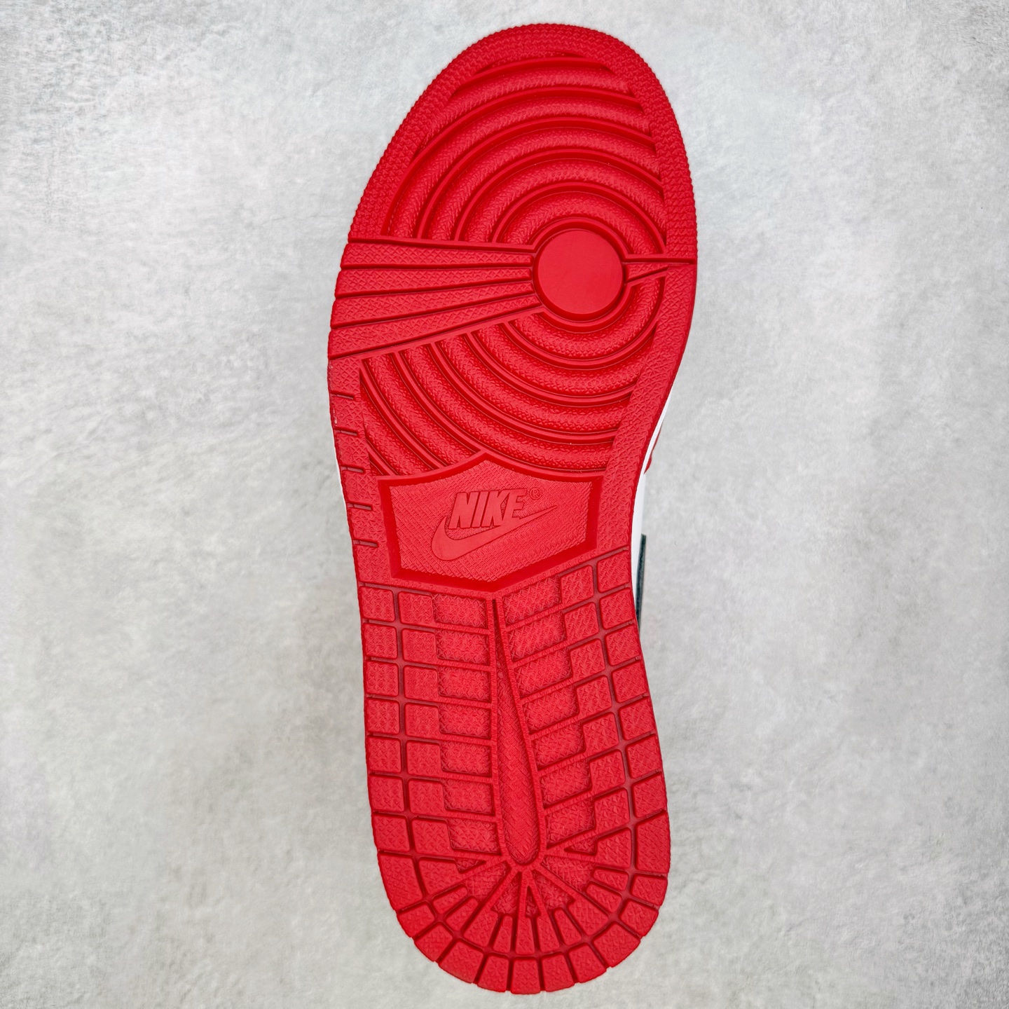 图片[9]-＃Ljr特供 Travis Scott x Air Jordan AJ1 High OG SP TS联名红白倒钩高帮 DH3277-601 全新改良批次 圈内最强倒钩系列 恪守真诚 承诺混一赔十 高端零售裸鞋圈特供批次 SZ原厂全套原楦原纸板冲刀磨具开发 原厂皮料加持 原厂港宝加持定型后跟R度完美 同源原厂电绣 飞翼针数密度立体效果一致 百分百一致原鞋 原厂拉帮工艺 针距密度一致 后跟弧度收口自然不对折 极致一眼正品既视感 进口玻璃冲刀皮料裁剪零毛边 全鞋电脑针车工艺 品控清洁度最高QC检验标准 免检产品 原厂订购鞋盒、鞋标、防尘纸、鞋撑、鞋带 追求极致的原厂味道 尺码：40.5 41 42 42.5 43 44 44.5 45 46 47.5 48.5-选品中心