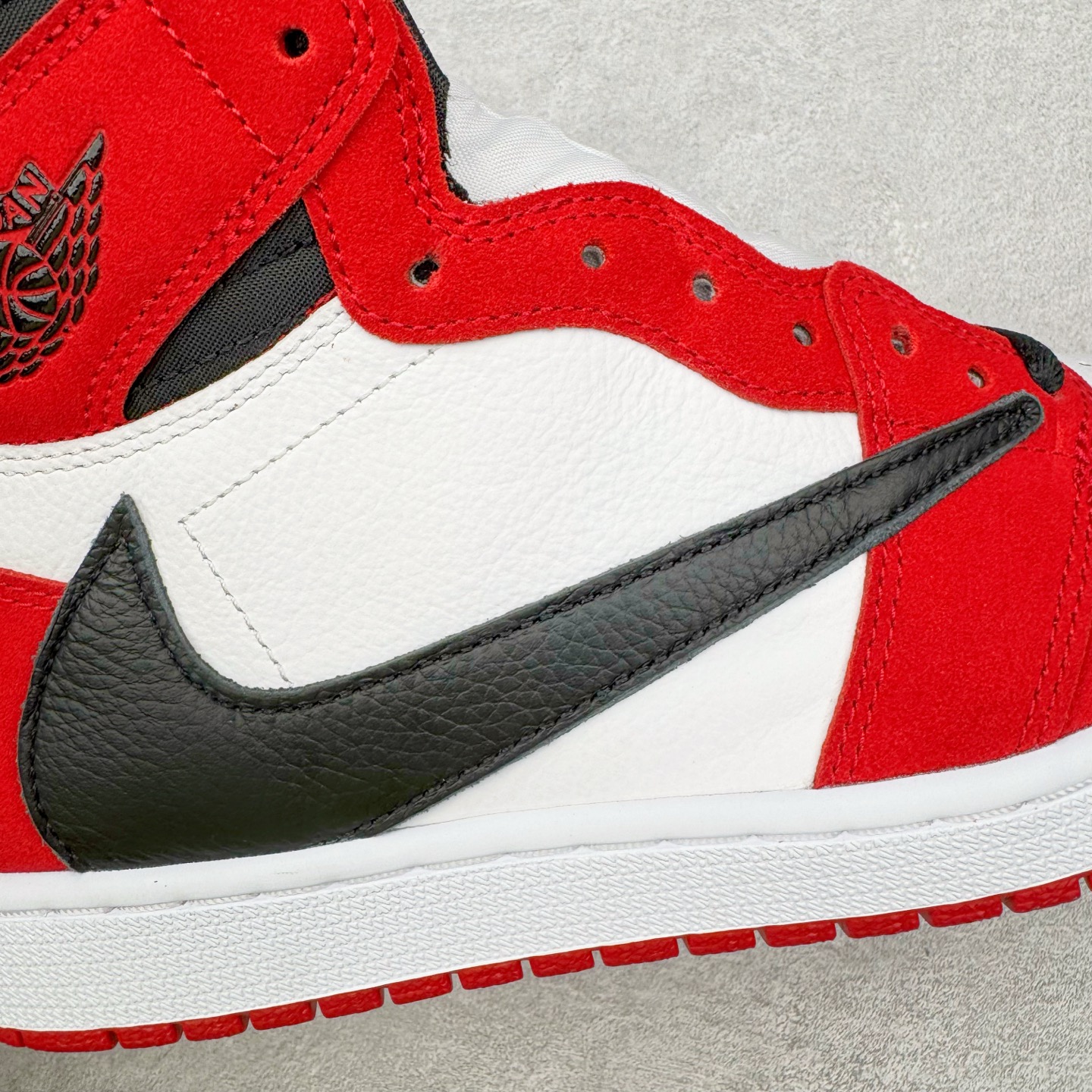 图片[20]-＃Ljr特供 Travis Scott x Air Jordan AJ1 High OG SP TS联名红白倒钩高帮 DH3277-601 全新改良批次 圈内最强倒钩系列 恪守真诚 承诺混一赔十 高端零售裸鞋圈特供批次 SZ原厂全套原楦原纸板冲刀磨具开发 原厂皮料加持 原厂港宝加持定型后跟R度完美 同源原厂电绣 飞翼针数密度立体效果一致 百分百一致原鞋 原厂拉帮工艺 针距密度一致 后跟弧度收口自然不对折 极致一眼正品既视感 进口玻璃冲刀皮料裁剪零毛边 全鞋电脑针车工艺 品控清洁度最高QC检验标准 免检产品 原厂订购鞋盒、鞋标、防尘纸、鞋撑、鞋带 追求极致的原厂味道 尺码：40.5 41 42 42.5 43 44 44.5 45 46 47.5 48.5-选品中心