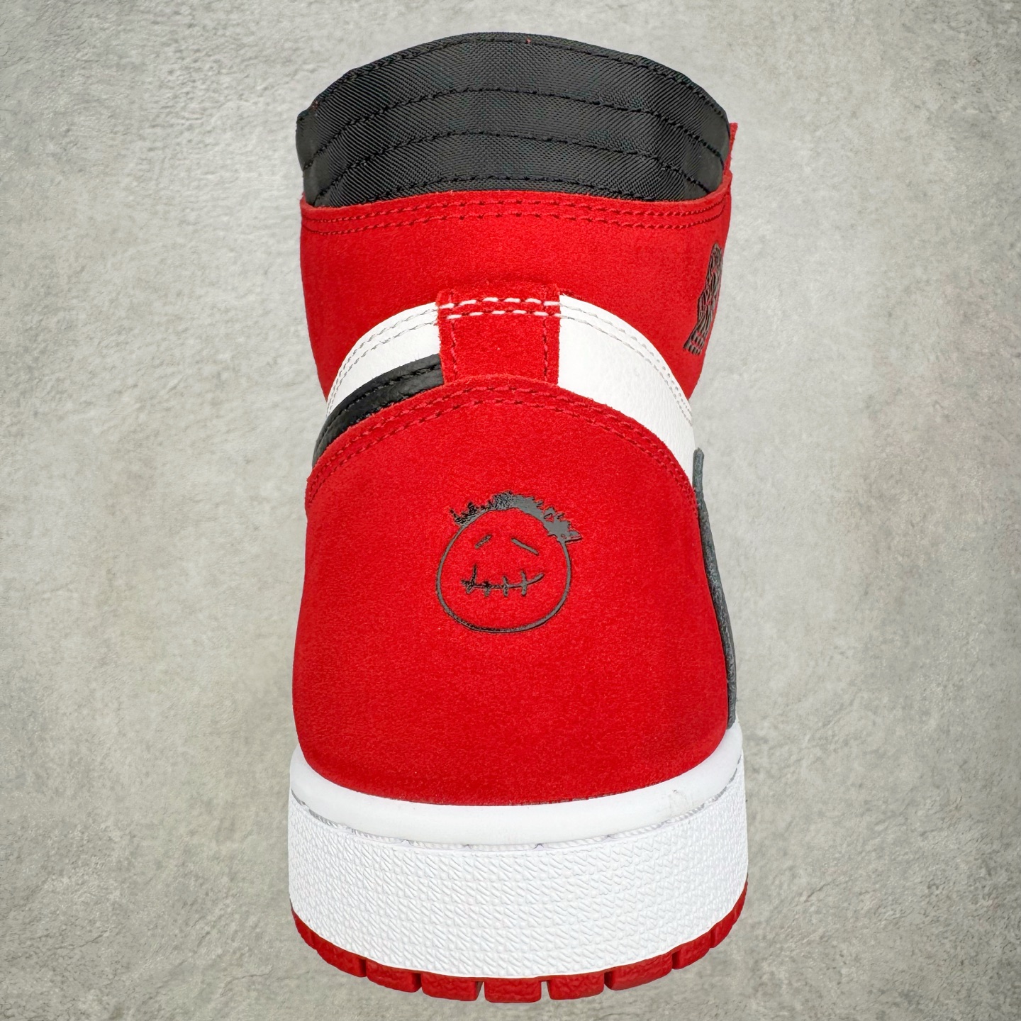 图片[8]-＃Ljr特供 Travis Scott x Air Jordan AJ1 High OG SP TS联名红白倒钩高帮 DH3277-601 全新改良批次 圈内最强倒钩系列 恪守真诚 承诺混一赔十 高端零售裸鞋圈特供批次 SZ原厂全套原楦原纸板冲刀磨具开发 原厂皮料加持 原厂港宝加持定型后跟R度完美 同源原厂电绣 飞翼针数密度立体效果一致 百分百一致原鞋 原厂拉帮工艺 针距密度一致 后跟弧度收口自然不对折 极致一眼正品既视感 进口玻璃冲刀皮料裁剪零毛边 全鞋电脑针车工艺 品控清洁度最高QC检验标准 免检产品 原厂订购鞋盒、鞋标、防尘纸、鞋撑、鞋带 追求极致的原厂味道 尺码：40.5 41 42 42.5 43 44 44.5 45 46 47.5 48.5-选品中心