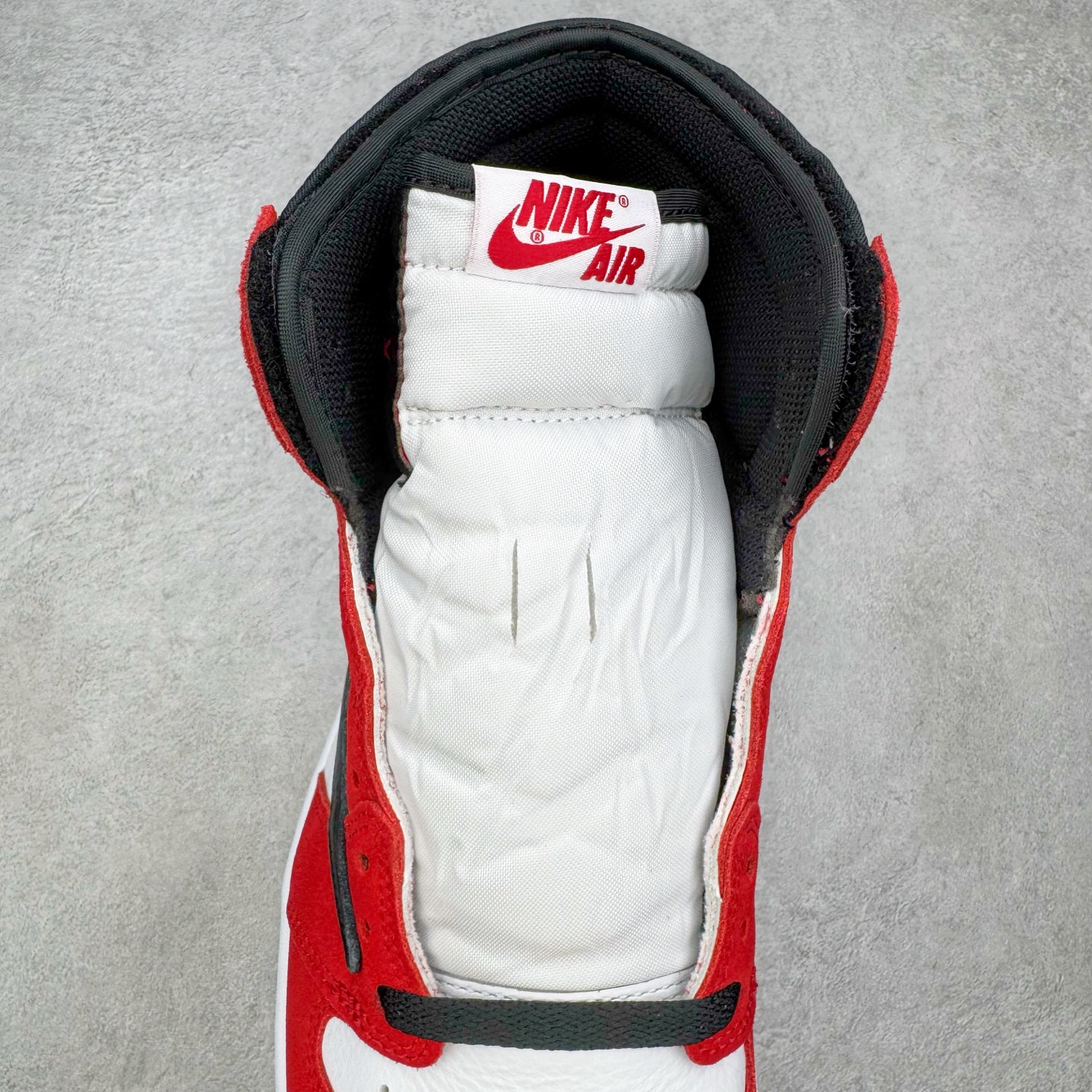 图片[5]-＃Ljr特供 Travis Scott x Air Jordan AJ1 High OG SP TS联名红白倒钩高帮 DH3277-601 全新改良批次 圈内最强倒钩系列 恪守真诚 承诺混一赔十 高端零售裸鞋圈特供批次 SZ原厂全套原楦原纸板冲刀磨具开发 原厂皮料加持 原厂港宝加持定型后跟R度完美 同源原厂电绣 飞翼针数密度立体效果一致 百分百一致原鞋 原厂拉帮工艺 针距密度一致 后跟弧度收口自然不对折 极致一眼正品既视感 进口玻璃冲刀皮料裁剪零毛边 全鞋电脑针车工艺 品控清洁度最高QC检验标准 免检产品 原厂订购鞋盒、鞋标、防尘纸、鞋撑、鞋带 追求极致的原厂味道 尺码：40.5 41 42 42.5 43 44 44.5 45 46 47.5 48.5-选品中心