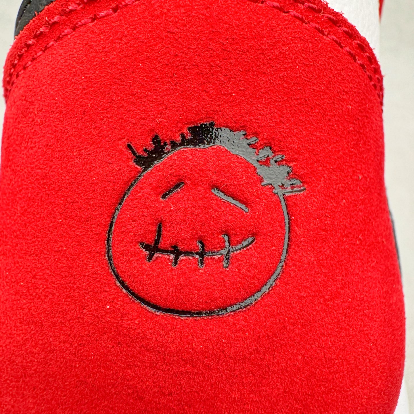 图片[17]-＃Ljr特供 Travis Scott x Air Jordan AJ1 High OG SP TS联名红白倒钩高帮 DH3277-601 全新改良批次 圈内最强倒钩系列 恪守真诚 承诺混一赔十 高端零售裸鞋圈特供批次 SZ原厂全套原楦原纸板冲刀磨具开发 原厂皮料加持 原厂港宝加持定型后跟R度完美 同源原厂电绣 飞翼针数密度立体效果一致 百分百一致原鞋 原厂拉帮工艺 针距密度一致 后跟弧度收口自然不对折 极致一眼正品既视感 进口玻璃冲刀皮料裁剪零毛边 全鞋电脑针车工艺 品控清洁度最高QC检验标准 免检产品 原厂订购鞋盒、鞋标、防尘纸、鞋撑、鞋带 追求极致的原厂味道 尺码：40.5 41 42 42.5 43 44 44.5 45 46 47.5 48.5-选品中心