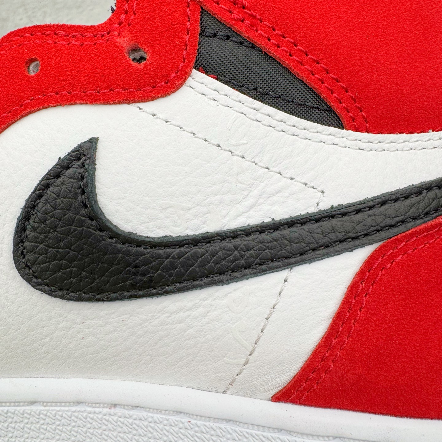 图片[16]-＃Ljr特供 Travis Scott x Air Jordan AJ1 High OG SP TS联名红白倒钩高帮 DH3277-601 全新改良批次 圈内最强倒钩系列 恪守真诚 承诺混一赔十 高端零售裸鞋圈特供批次 SZ原厂全套原楦原纸板冲刀磨具开发 原厂皮料加持 原厂港宝加持定型后跟R度完美 同源原厂电绣 飞翼针数密度立体效果一致 百分百一致原鞋 原厂拉帮工艺 针距密度一致 后跟弧度收口自然不对折 极致一眼正品既视感 进口玻璃冲刀皮料裁剪零毛边 全鞋电脑针车工艺 品控清洁度最高QC检验标准 免检产品 原厂订购鞋盒、鞋标、防尘纸、鞋撑、鞋带 追求极致的原厂味道 尺码：40.5 41 42 42.5 43 44 44.5 45 46 47.5 48.5-选品中心