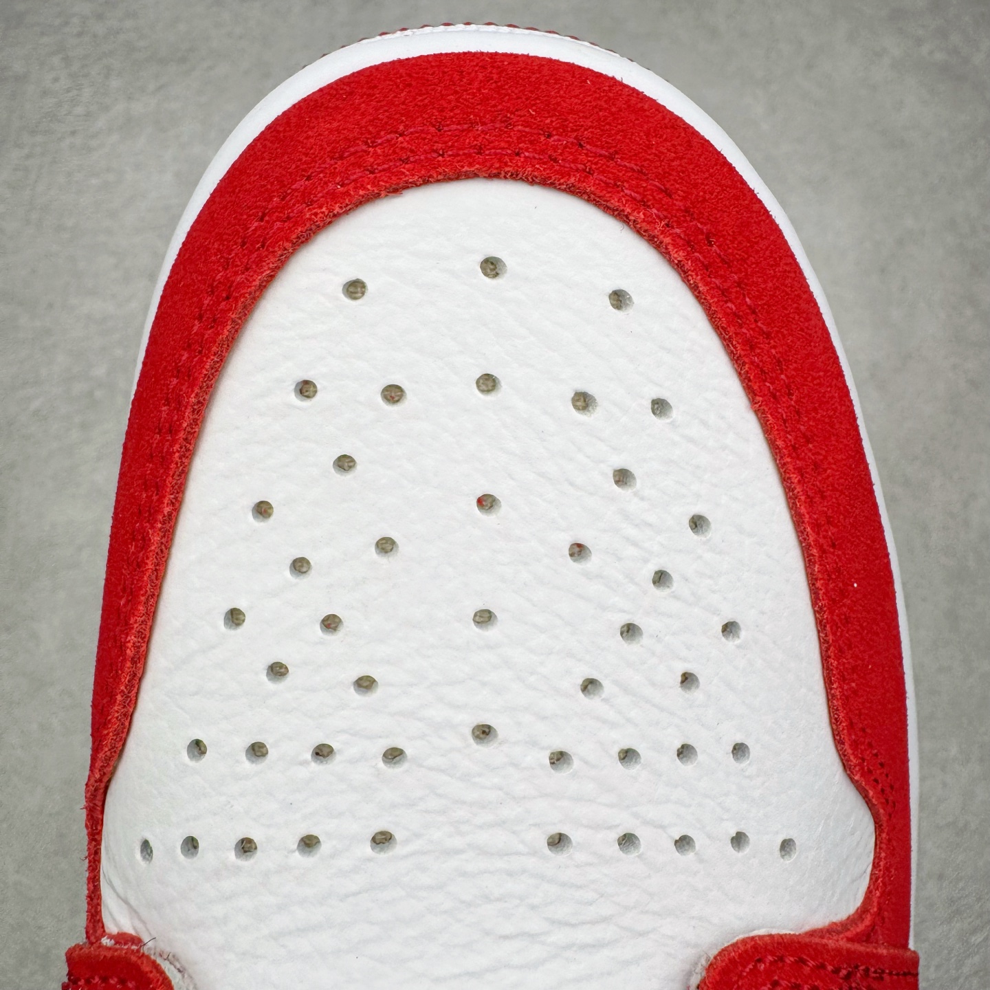 图片[15]-＃Ljr特供 Travis Scott x Air Jordan AJ1 High OG SP TS联名红白倒钩高帮 DH3277-601 全新改良批次 圈内最强倒钩系列 恪守真诚 承诺混一赔十 高端零售裸鞋圈特供批次 SZ原厂全套原楦原纸板冲刀磨具开发 原厂皮料加持 原厂港宝加持定型后跟R度完美 同源原厂电绣 飞翼针数密度立体效果一致 百分百一致原鞋 原厂拉帮工艺 针距密度一致 后跟弧度收口自然不对折 极致一眼正品既视感 进口玻璃冲刀皮料裁剪零毛边 全鞋电脑针车工艺 品控清洁度最高QC检验标准 免检产品 原厂订购鞋盒、鞋标、防尘纸、鞋撑、鞋带 追求极致的原厂味道 尺码：40.5 41 42 42.5 43 44 44.5 45 46 47.5 48.5-选品中心