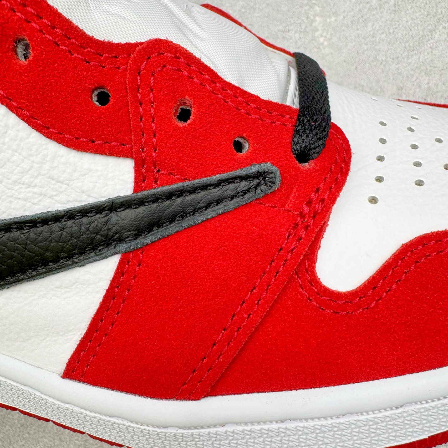 图片[21]-＃Ljr特供 Travis Scott x Air Jordan AJ1 High OG SP TS联名红白倒钩高帮 DH3277-601 全新改良批次 圈内最强倒钩系列 恪守真诚 承诺混一赔十 高端零售裸鞋圈特供批次 SZ原厂全套原楦原纸板冲刀磨具开发 原厂皮料加持 原厂港宝加持定型后跟R度完美 同源原厂电绣 飞翼针数密度立体效果一致 百分百一致原鞋 原厂拉帮工艺 针距密度一致 后跟弧度收口自然不对折 极致一眼正品既视感 进口玻璃冲刀皮料裁剪零毛边 全鞋电脑针车工艺 品控清洁度最高QC检验标准 免检产品 原厂订购鞋盒、鞋标、防尘纸、鞋撑、鞋带 追求极致的原厂味道 尺码：40.5 41 42 42.5 43 44 44.5 45 46 47.5 48.5-选品中心