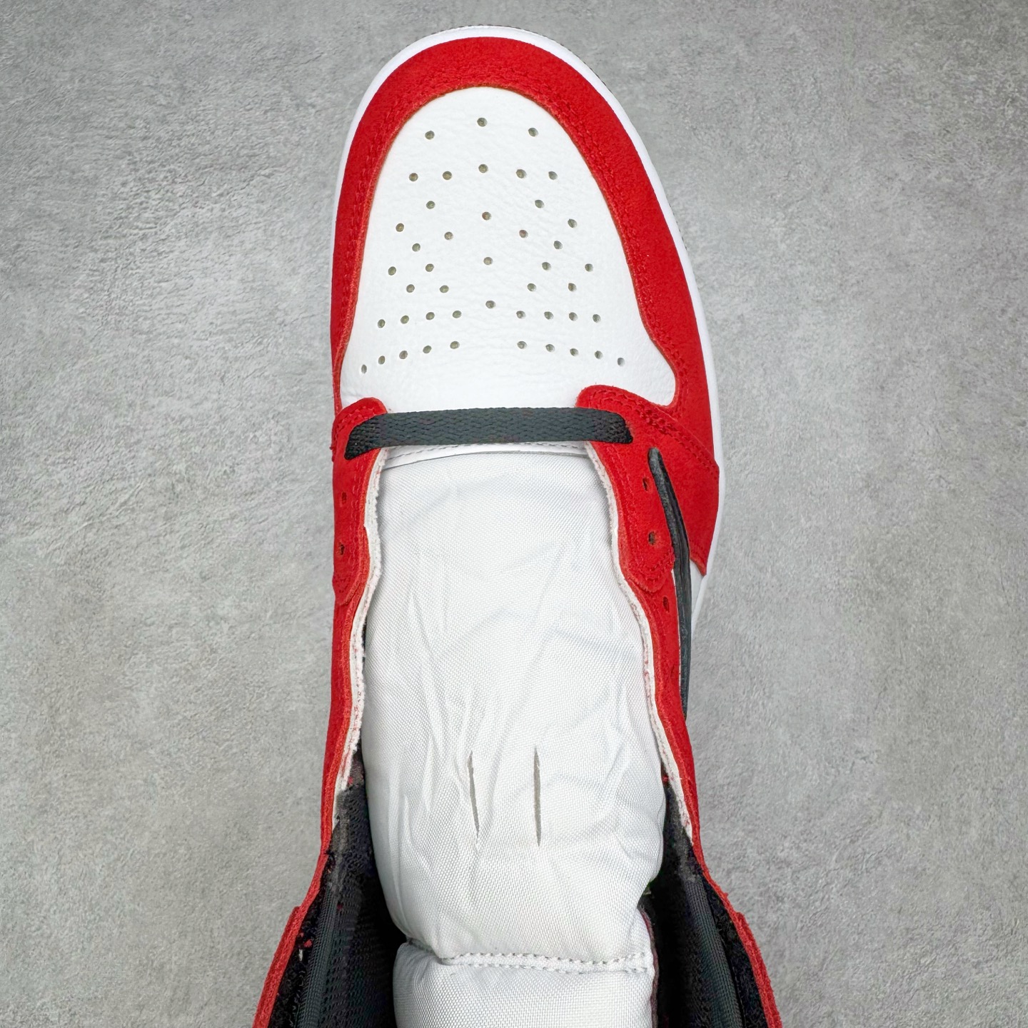 图片[4]-＃Ljr特供 Travis Scott x Air Jordan AJ1 High OG SP TS联名红白倒钩高帮 DH3277-601 全新改良批次 圈内最强倒钩系列 恪守真诚 承诺混一赔十 高端零售裸鞋圈特供批次 SZ原厂全套原楦原纸板冲刀磨具开发 原厂皮料加持 原厂港宝加持定型后跟R度完美 同源原厂电绣 飞翼针数密度立体效果一致 百分百一致原鞋 原厂拉帮工艺 针距密度一致 后跟弧度收口自然不对折 极致一眼正品既视感 进口玻璃冲刀皮料裁剪零毛边 全鞋电脑针车工艺 品控清洁度最高QC检验标准 免检产品 原厂订购鞋盒、鞋标、防尘纸、鞋撑、鞋带 追求极致的原厂味道 尺码：40.5 41 42 42.5 43 44 44.5 45 46 47.5 48.5-选品中心