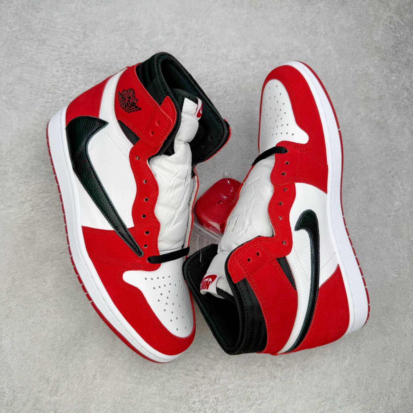 图片[3]-＃Ljr特供 Travis Scott x Air Jordan AJ1 High OG SP TS联名红白倒钩高帮 DH3277-601 全新改良批次 圈内最强倒钩系列 恪守真诚 承诺混一赔十 高端零售裸鞋圈特供批次 SZ原厂全套原楦原纸板冲刀磨具开发 原厂皮料加持 原厂港宝加持定型后跟R度完美 同源原厂电绣 飞翼针数密度立体效果一致 百分百一致原鞋 原厂拉帮工艺 针距密度一致 后跟弧度收口自然不对折 极致一眼正品既视感 进口玻璃冲刀皮料裁剪零毛边 全鞋电脑针车工艺 品控清洁度最高QC检验标准 免检产品 原厂订购鞋盒、鞋标、防尘纸、鞋撑、鞋带 追求极致的原厂味道 尺码：40.5 41 42 42.5 43 44 44.5 45 46 47.5 48.5-选品中心