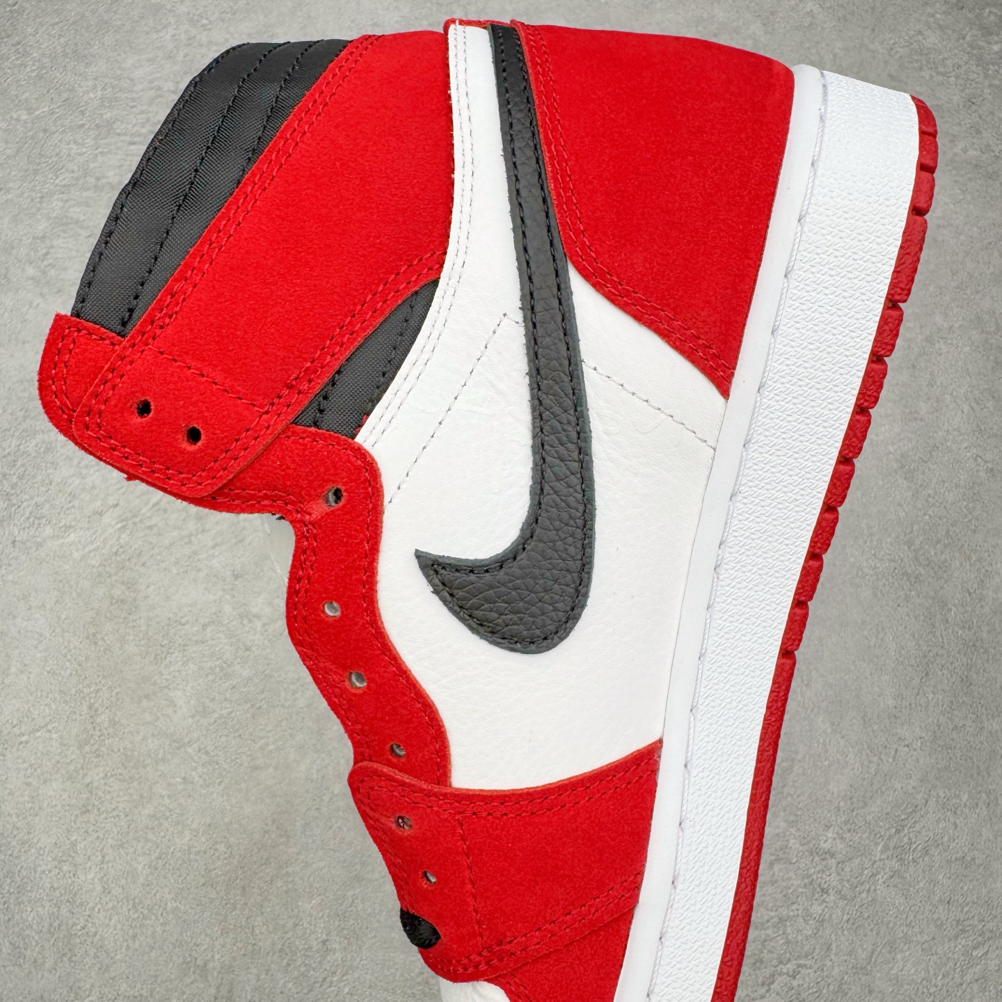 图片[7]-＃Ljr特供 Travis Scott x Air Jordan AJ1 High OG SP TS联名红白倒钩高帮 DH3277-601 全新改良批次 圈内最强倒钩系列 恪守真诚 承诺混一赔十 高端零售裸鞋圈特供批次 SZ原厂全套原楦原纸板冲刀磨具开发 原厂皮料加持 原厂港宝加持定型后跟R度完美 同源原厂电绣 飞翼针数密度立体效果一致 百分百一致原鞋 原厂拉帮工艺 针距密度一致 后跟弧度收口自然不对折 极致一眼正品既视感 进口玻璃冲刀皮料裁剪零毛边 全鞋电脑针车工艺 品控清洁度最高QC检验标准 免检产品 原厂订购鞋盒、鞋标、防尘纸、鞋撑、鞋带 追求极致的原厂味道 尺码：40.5 41 42 42.5 43 44 44.5 45 46 47.5 48.5-选品中心