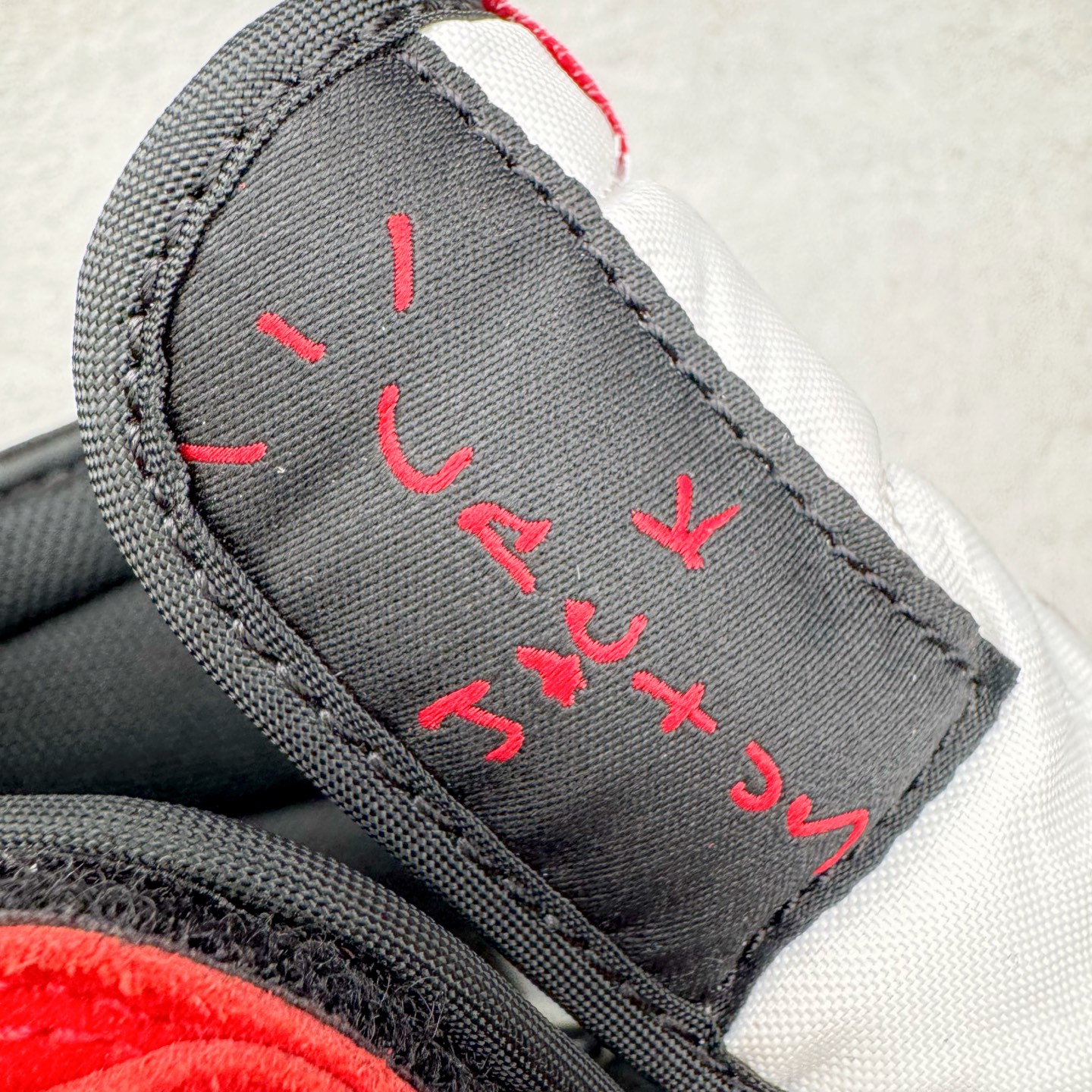 图片[14]-＃Ljr特供 Travis Scott x Air Jordan AJ1 High OG SP TS联名红白倒钩高帮 DH3277-601 全新改良批次 圈内最强倒钩系列 恪守真诚 承诺混一赔十 高端零售裸鞋圈特供批次 SZ原厂全套原楦原纸板冲刀磨具开发 原厂皮料加持 原厂港宝加持定型后跟R度完美 同源原厂电绣 飞翼针数密度立体效果一致 百分百一致原鞋 原厂拉帮工艺 针距密度一致 后跟弧度收口自然不对折 极致一眼正品既视感 进口玻璃冲刀皮料裁剪零毛边 全鞋电脑针车工艺 品控清洁度最高QC检验标准 免检产品 原厂订购鞋盒、鞋标、防尘纸、鞋撑、鞋带 追求极致的原厂味道 尺码：40.5 41 42 42.5 43 44 44.5 45 46 47.5 48.5-选品中心