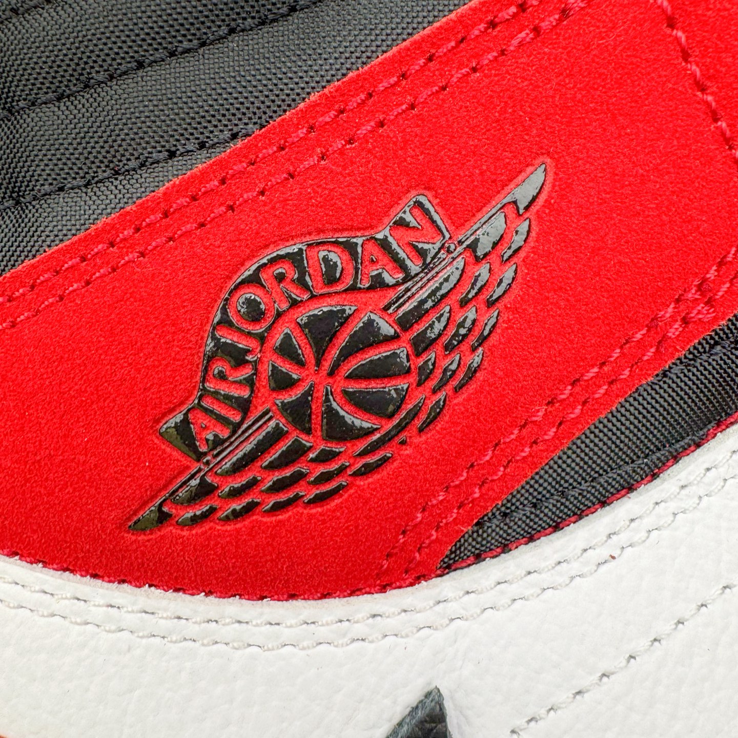 图片[19]-＃Ljr特供 Travis Scott x Air Jordan AJ1 High OG SP TS联名红白倒钩高帮 DH3277-601 全新改良批次 圈内最强倒钩系列 恪守真诚 承诺混一赔十 高端零售裸鞋圈特供批次 SZ原厂全套原楦原纸板冲刀磨具开发 原厂皮料加持 原厂港宝加持定型后跟R度完美 同源原厂电绣 飞翼针数密度立体效果一致 百分百一致原鞋 原厂拉帮工艺 针距密度一致 后跟弧度收口自然不对折 极致一眼正品既视感 进口玻璃冲刀皮料裁剪零毛边 全鞋电脑针车工艺 品控清洁度最高QC检验标准 免检产品 原厂订购鞋盒、鞋标、防尘纸、鞋撑、鞋带 追求极致的原厂味道 尺码：40.5 41 42 42.5 43 44 44.5 45 46 47.5 48.5-选品中心