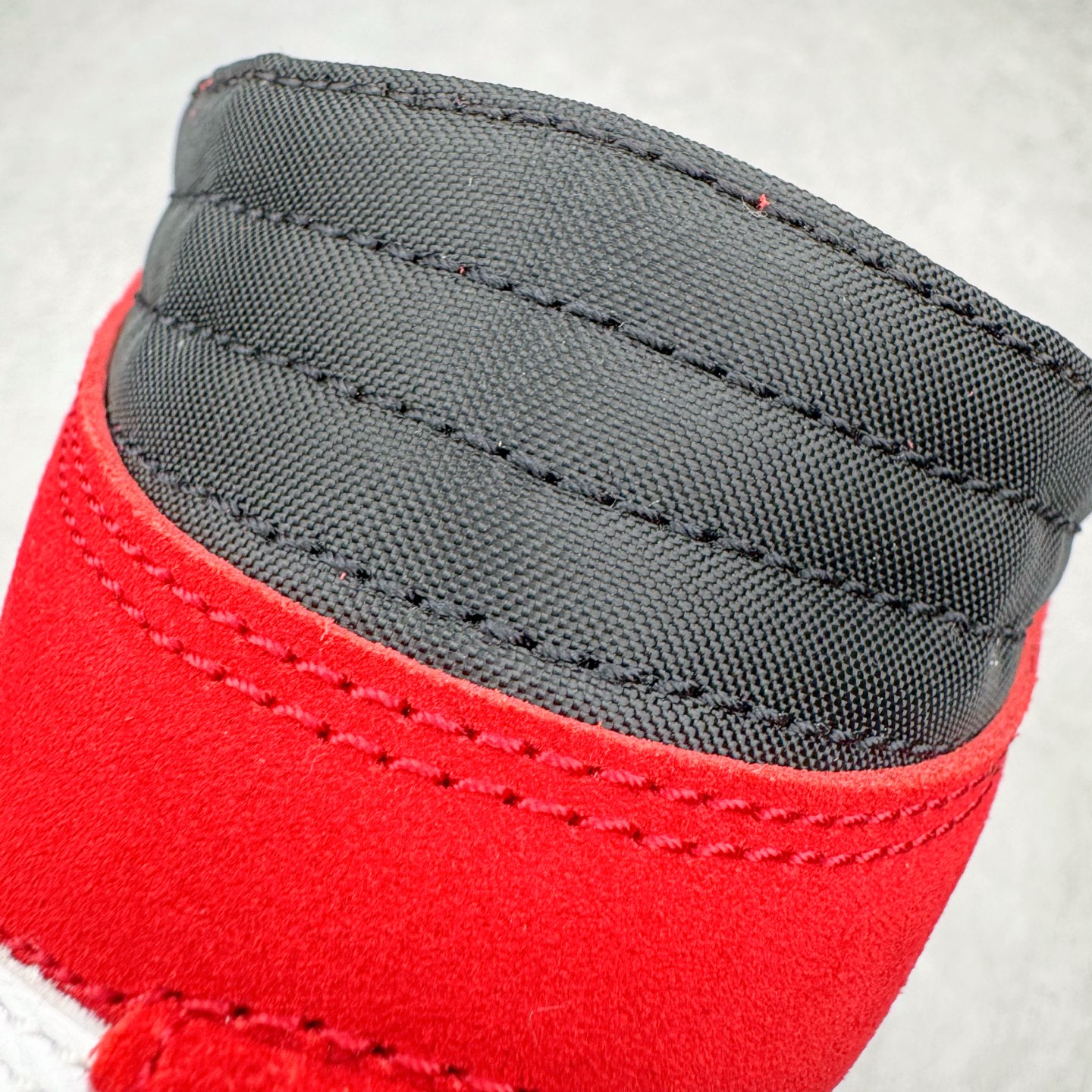 图片[18]-＃Ljr特供 Travis Scott x Air Jordan AJ1 High OG SP TS联名红白倒钩高帮 DH3277-601 全新改良批次 圈内最强倒钩系列 恪守真诚 承诺混一赔十 高端零售裸鞋圈特供批次 SZ原厂全套原楦原纸板冲刀磨具开发 原厂皮料加持 原厂港宝加持定型后跟R度完美 同源原厂电绣 飞翼针数密度立体效果一致 百分百一致原鞋 原厂拉帮工艺 针距密度一致 后跟弧度收口自然不对折 极致一眼正品既视感 进口玻璃冲刀皮料裁剪零毛边 全鞋电脑针车工艺 品控清洁度最高QC检验标准 免检产品 原厂订购鞋盒、鞋标、防尘纸、鞋撑、鞋带 追求极致的原厂味道 尺码：40.5 41 42 42.5 43 44 44.5 45 46 47.5 48.5-选品中心