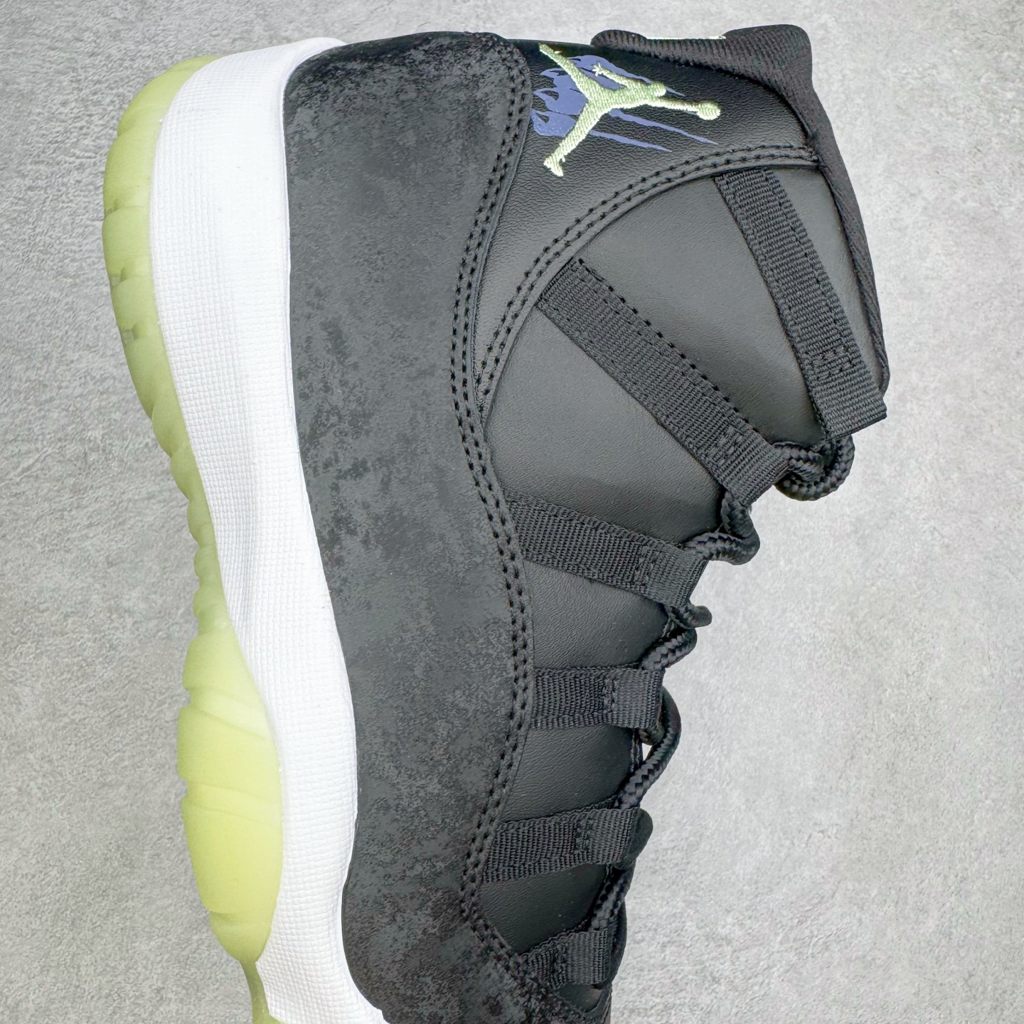 图片[6]-＃KZ神版 Air Jordan AJ11 Retro High 高帮系列 万圣节黑绿 IB1378-001 市场中端王者 耗时半年巨作 全套原纸板楦头开发 确保原汁原味 完美呈现11代版型 此版本只针对中端市场 皮料材质有所更替 其他数据细节工艺流程均保持一致绝不口嗨 细节品控鞋型随意秒杀市面3XX 原楦原档案数据开模打造 原厂中底拉帮钢印 原厂进口漆皮 防冻不开裂 原装鞋撑 水晶大底正确色度色泽 原楦原数据刺绣 原厂车缝走线及对位 毫厘不差 飞人logo采用原数据电脑刺绣 原装正品碳纤维真实碳板 增强抗扭 原内标 原盒标 正确官方原盒 防氧化水晶外底 原厂配套全掌solo气垫 进口港宝加持 后跟自然饱满 全鞋荧光划线卡点 追求极致完美 每一双都是工艺品 多重QC质检 超越公司货的品控标准 实实在在的免检产品 尺码：36 36.5 37.5 38 38.5 39 40 40.5 41 42 42.5 43 44 44.5 45 46 47.5-选品中心