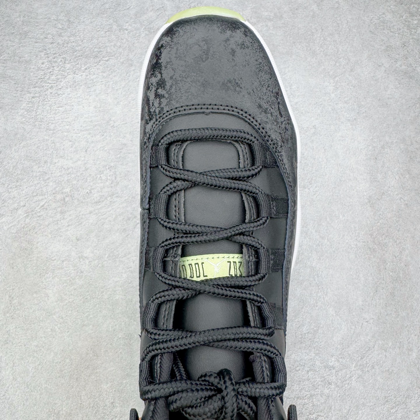 图片[4]-＃KZ神版 Air Jordan AJ11 Retro High 高帮系列 万圣节黑绿 IB1378-001 市场中端王者 耗时半年巨作 全套原纸板楦头开发 确保原汁原味 完美呈现11代版型 此版本只针对中端市场 皮料材质有所更替 其他数据细节工艺流程均保持一致绝不口嗨 细节品控鞋型随意秒杀市面3XX 原楦原档案数据开模打造 原厂中底拉帮钢印 原厂进口漆皮 防冻不开裂 原装鞋撑 水晶大底正确色度色泽 原楦原数据刺绣 原厂车缝走线及对位 毫厘不差 飞人logo采用原数据电脑刺绣 原装正品碳纤维真实碳板 增强抗扭 原内标 原盒标 正确官方原盒 防氧化水晶外底 原厂配套全掌solo气垫 进口港宝加持 后跟自然饱满 全鞋荧光划线卡点 追求极致完美 每一双都是工艺品 多重QC质检 超越公司货的品控标准 实实在在的免检产品 尺码：36 36.5 37.5 38 38.5 39 40 40.5 41 42 42.5 43 44 44.5 45 46 47.5-选品中心