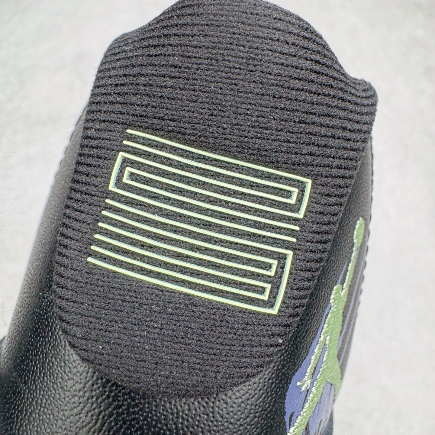图片[16]-＃KZ神版 Air Jordan AJ11 Retro High 高帮系列 万圣节黑绿 IB1378-001 市场中端王者 耗时半年巨作 全套原纸板楦头开发 确保原汁原味 完美呈现11代版型 此版本只针对中端市场 皮料材质有所更替 其他数据细节工艺流程均保持一致绝不口嗨 细节品控鞋型随意秒杀市面3XX 原楦原档案数据开模打造 原厂中底拉帮钢印 原厂进口漆皮 防冻不开裂 原装鞋撑 水晶大底正确色度色泽 原楦原数据刺绣 原厂车缝走线及对位 毫厘不差 飞人logo采用原数据电脑刺绣 原装正品碳纤维真实碳板 增强抗扭 原内标 原盒标 正确官方原盒 防氧化水晶外底 原厂配套全掌solo气垫 进口港宝加持 后跟自然饱满 全鞋荧光划线卡点 追求极致完美 每一双都是工艺品 多重QC质检 超越公司货的品控标准 实实在在的免检产品 尺码：36 36.5 37.5 38 38.5 39 40 40.5 41 42 42.5 43 44 44.5 45 46 47.5-选品中心