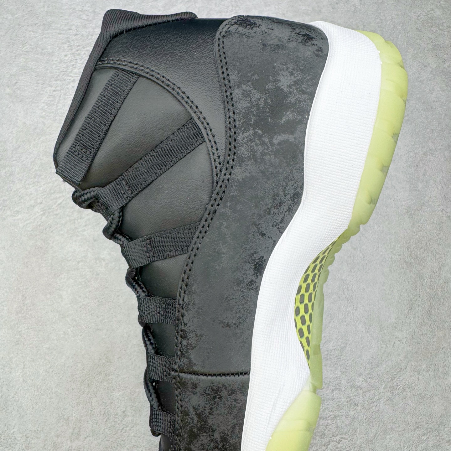 图片[7]-＃KZ神版 Air Jordan AJ11 Retro High 高帮系列 万圣节黑绿 IB1378-001 市场中端王者 耗时半年巨作 全套原纸板楦头开发 确保原汁原味 完美呈现11代版型 此版本只针对中端市场 皮料材质有所更替 其他数据细节工艺流程均保持一致绝不口嗨 细节品控鞋型随意秒杀市面3XX 原楦原档案数据开模打造 原厂中底拉帮钢印 原厂进口漆皮 防冻不开裂 原装鞋撑 水晶大底正确色度色泽 原楦原数据刺绣 原厂车缝走线及对位 毫厘不差 飞人logo采用原数据电脑刺绣 原装正品碳纤维真实碳板 增强抗扭 原内标 原盒标 正确官方原盒 防氧化水晶外底 原厂配套全掌solo气垫 进口港宝加持 后跟自然饱满 全鞋荧光划线卡点 追求极致完美 每一双都是工艺品 多重QC质检 超越公司货的品控标准 实实在在的免检产品 尺码：36 36.5 37.5 38 38.5 39 40 40.5 41 42 42.5 43 44 44.5 45 46 47.5-选品中心